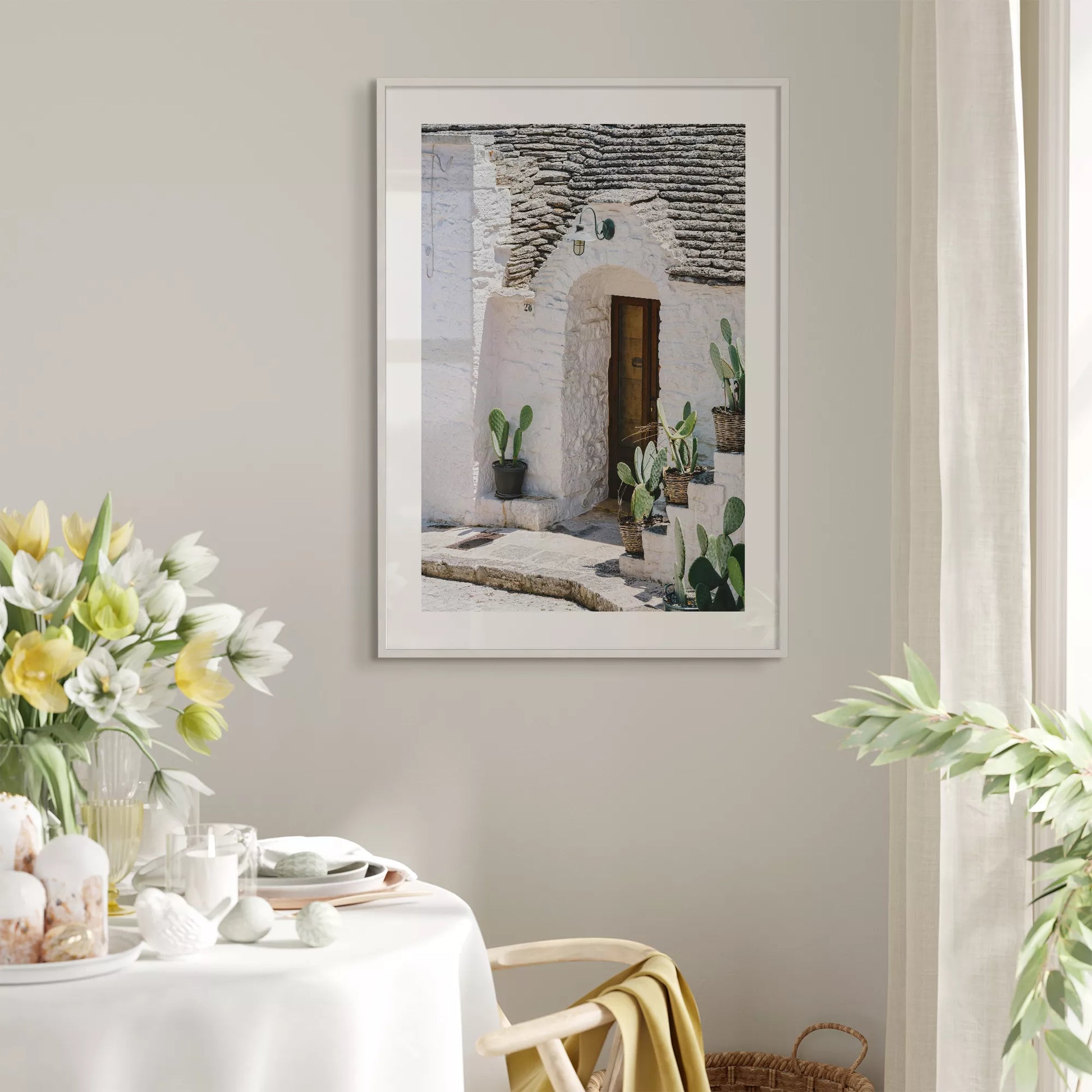 白壁の家の木製ドアとサボテンが飾られた地中海風の玄関口