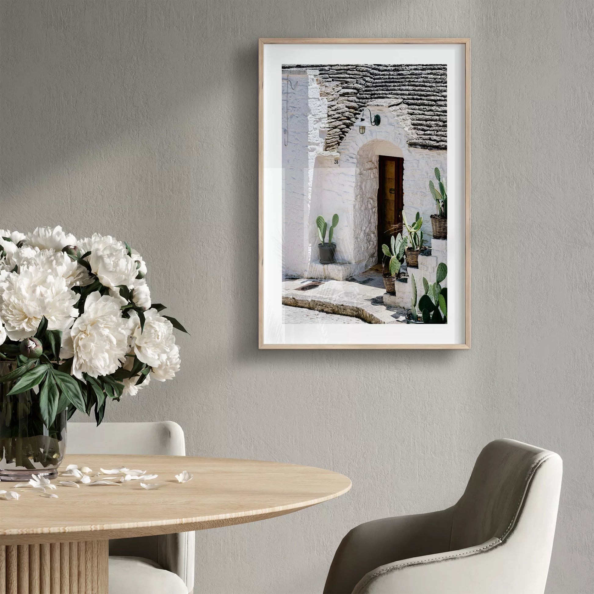 白壁の家の木製ドアとサボテンが飾られた地中海風の玄関口