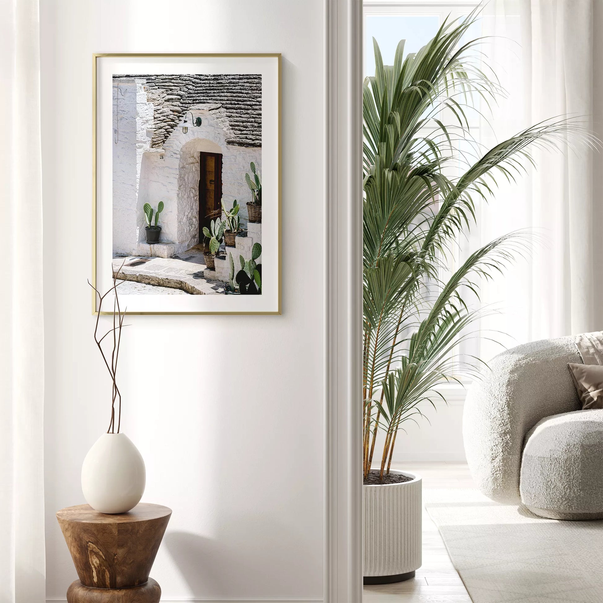 白壁の家の木製ドアとサボテンが飾られた地中海風の玄関口
