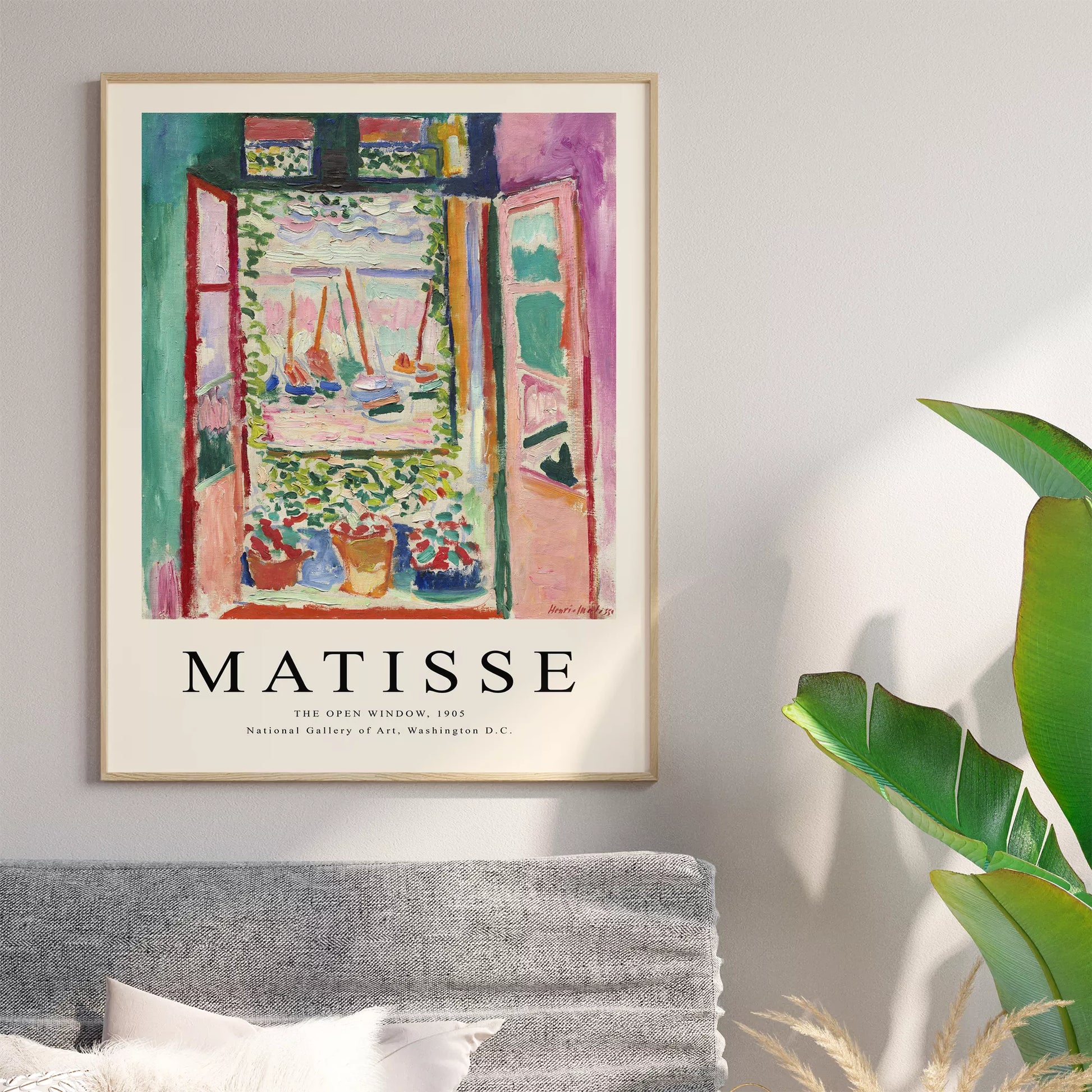 開かれた窓から見える地中海の景色とヨットのある鮮やかな印象派アート