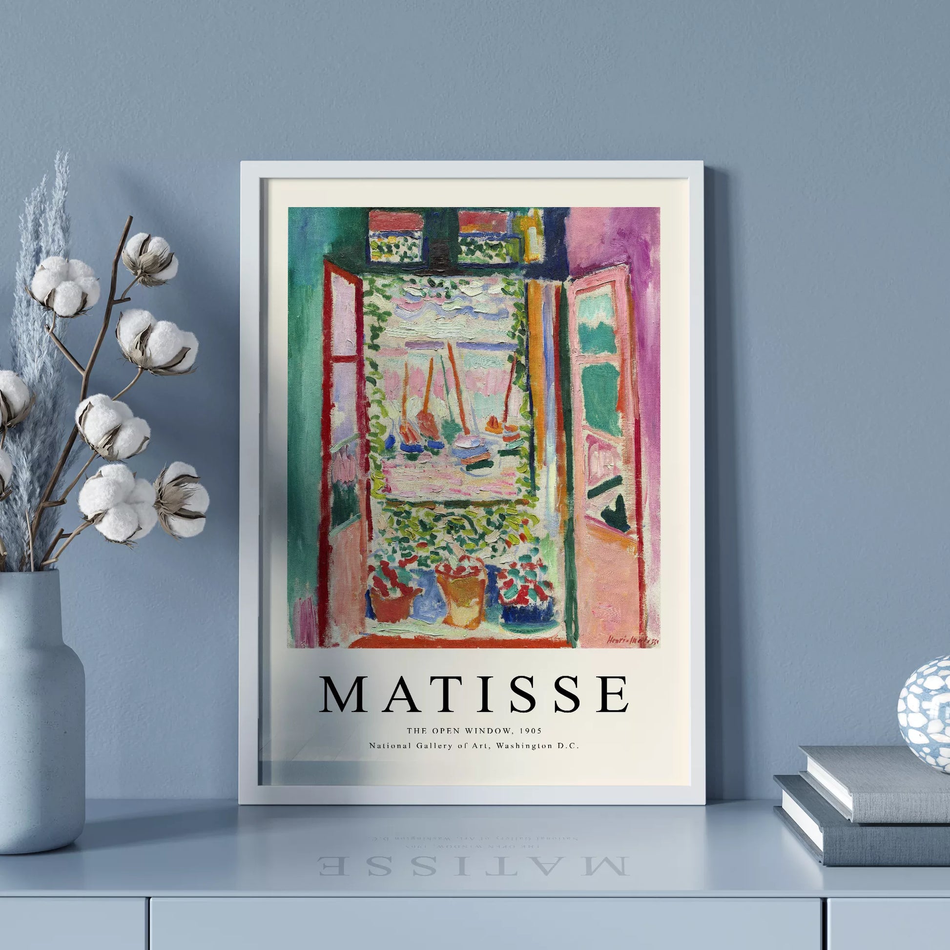 開かれた窓から見える地中海の景色とヨットのある鮮やかな印象派アート