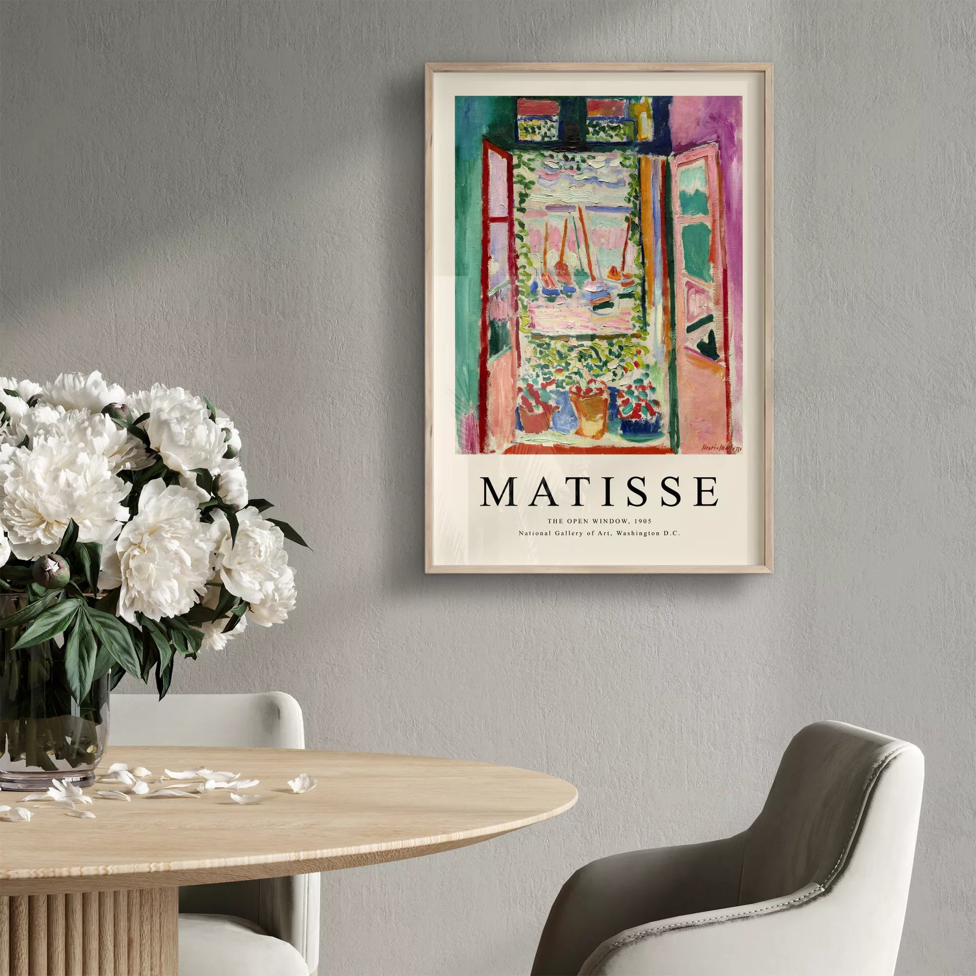 開かれた窓から見える地中海の景色とヨットのある鮮やかな印象派アート