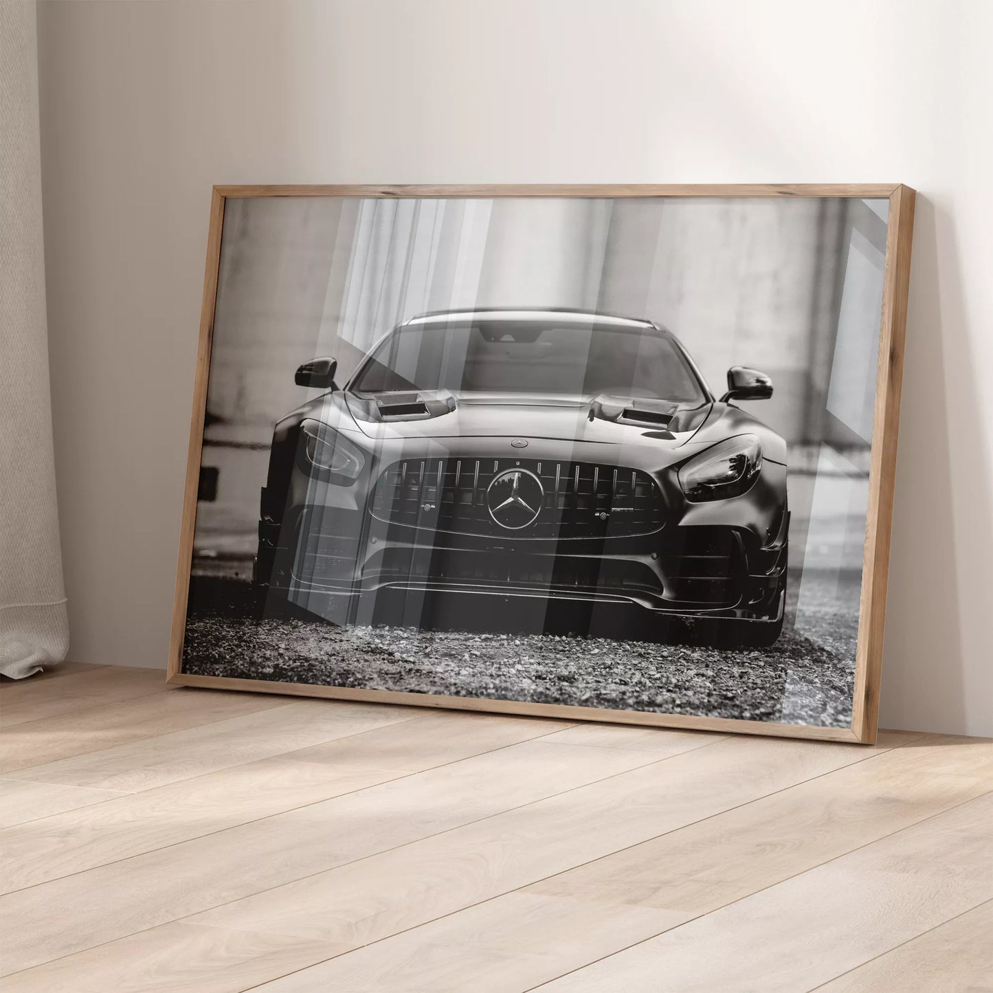 メルセデスAMG GTの迫力ある正面モノクロ写真、スポーツカーアート
