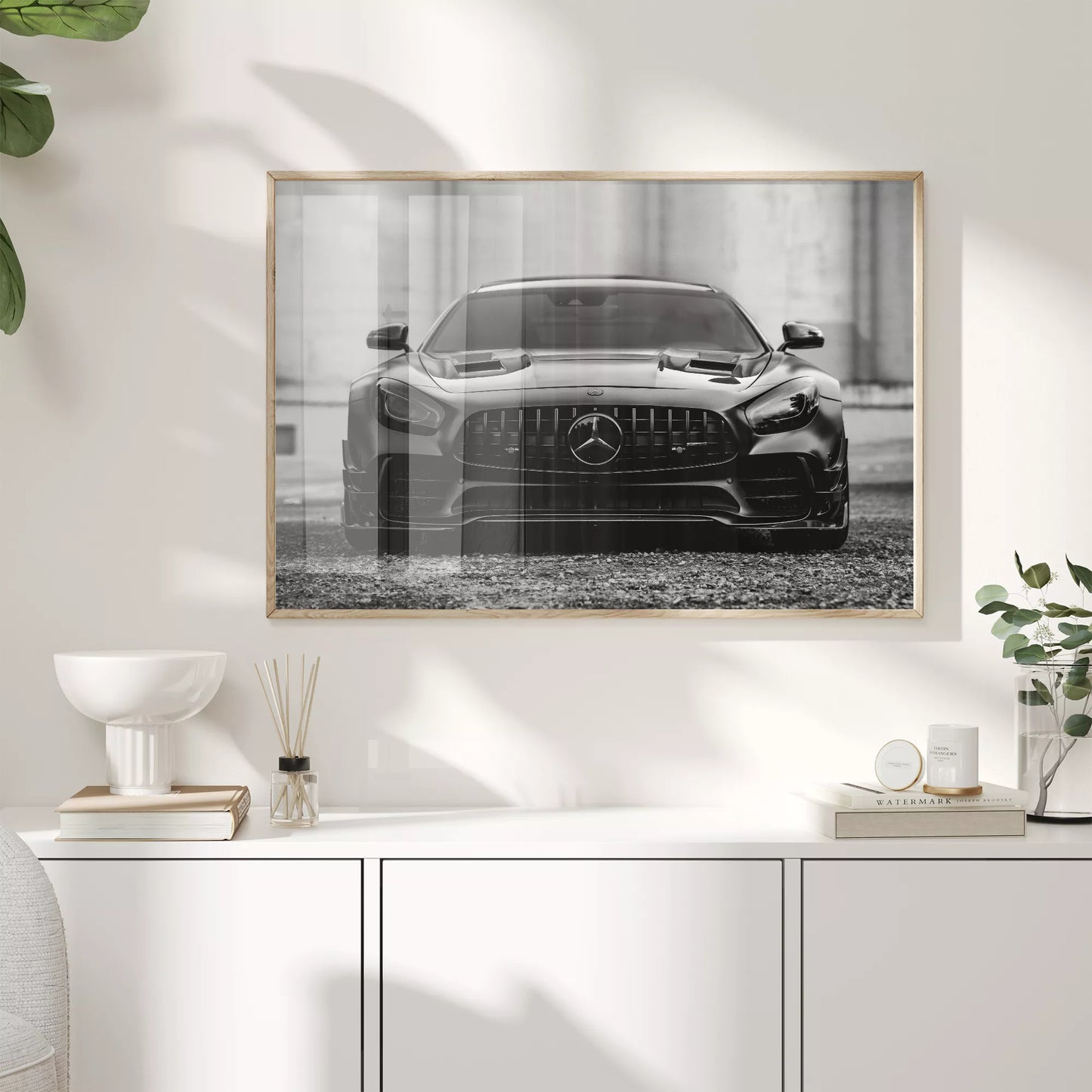 メルセデスAMG GTの迫力ある正面モノクロ写真、スポーツカーアート