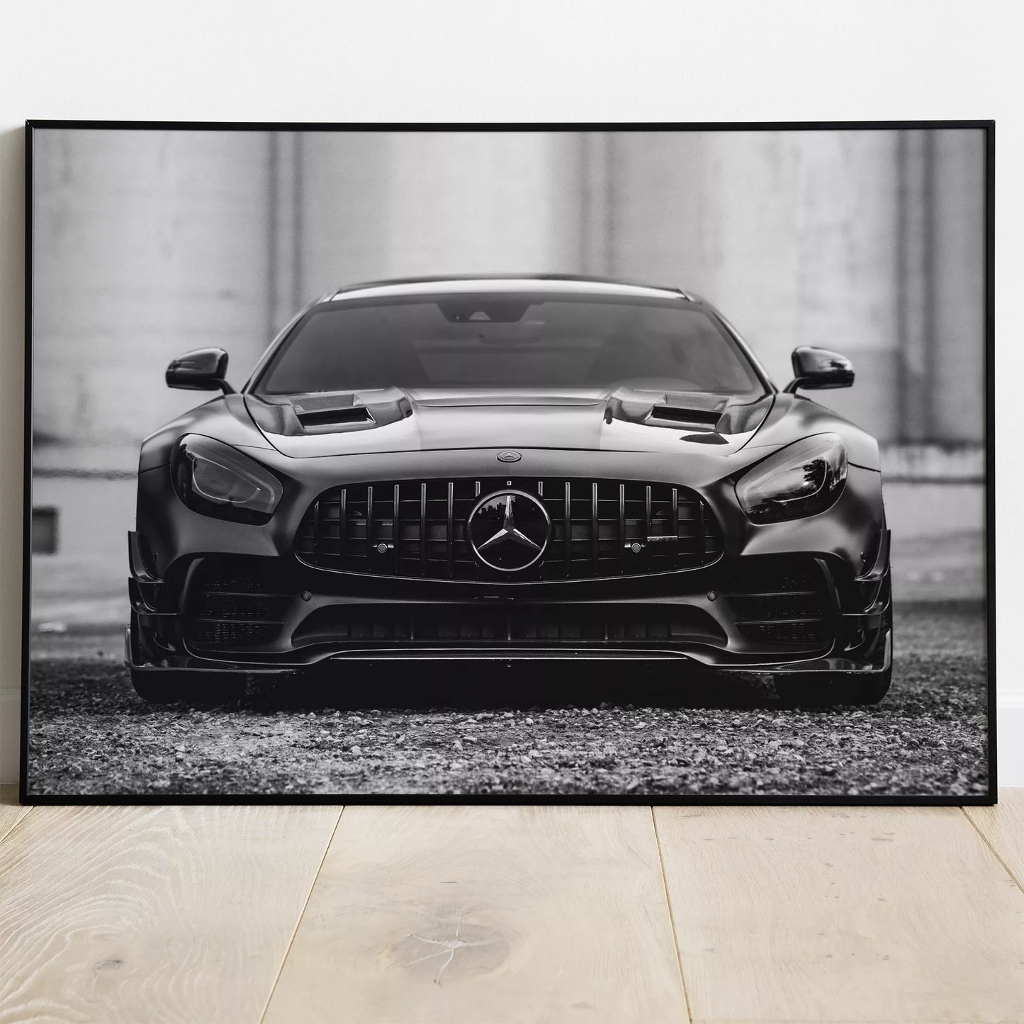 メルセデスAMG GTの迫力ある正面モノクロ写真、スポーツカーアート