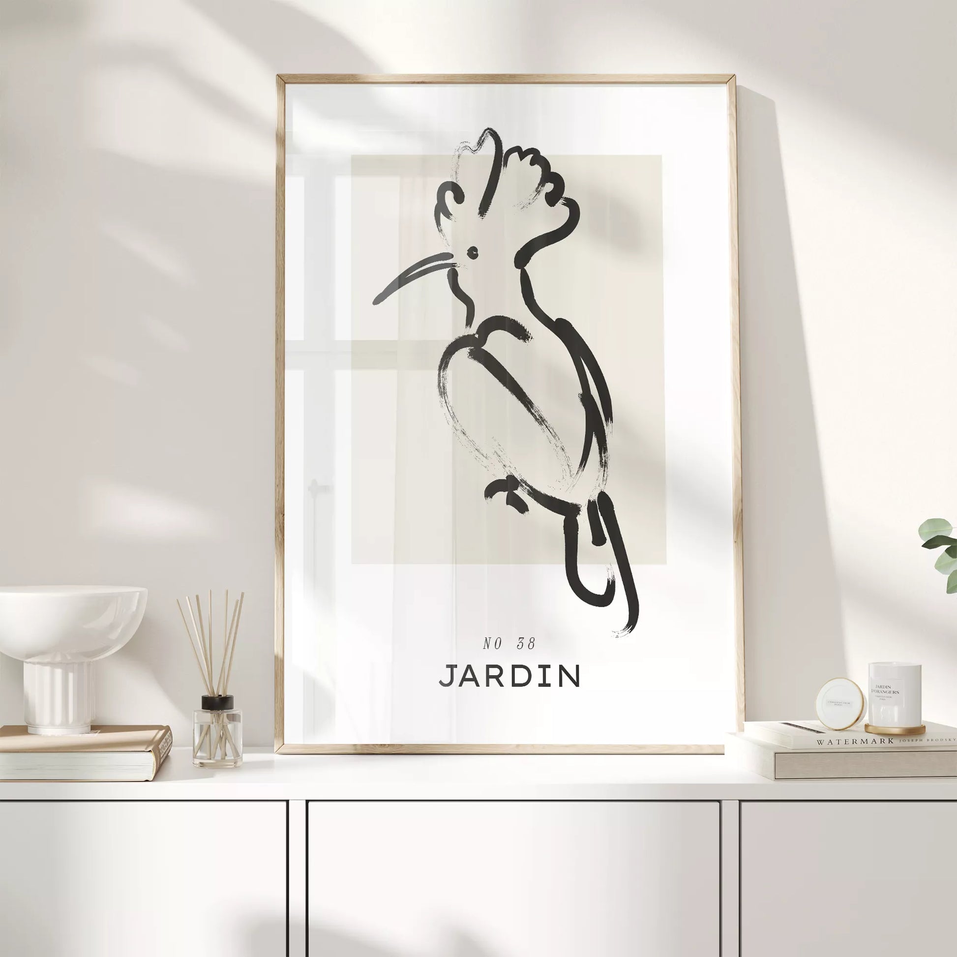 モダンな筆墨で描かれた鳥のシルエット水墨画アート