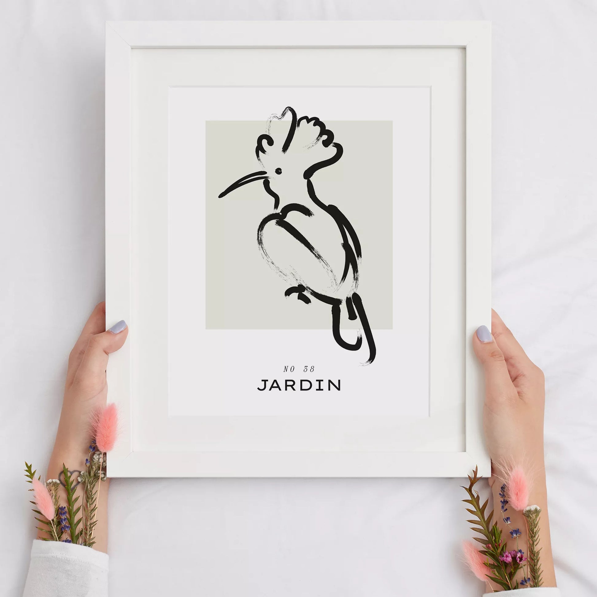 モダンな筆墨で描かれた鳥のシルエット水墨画アート