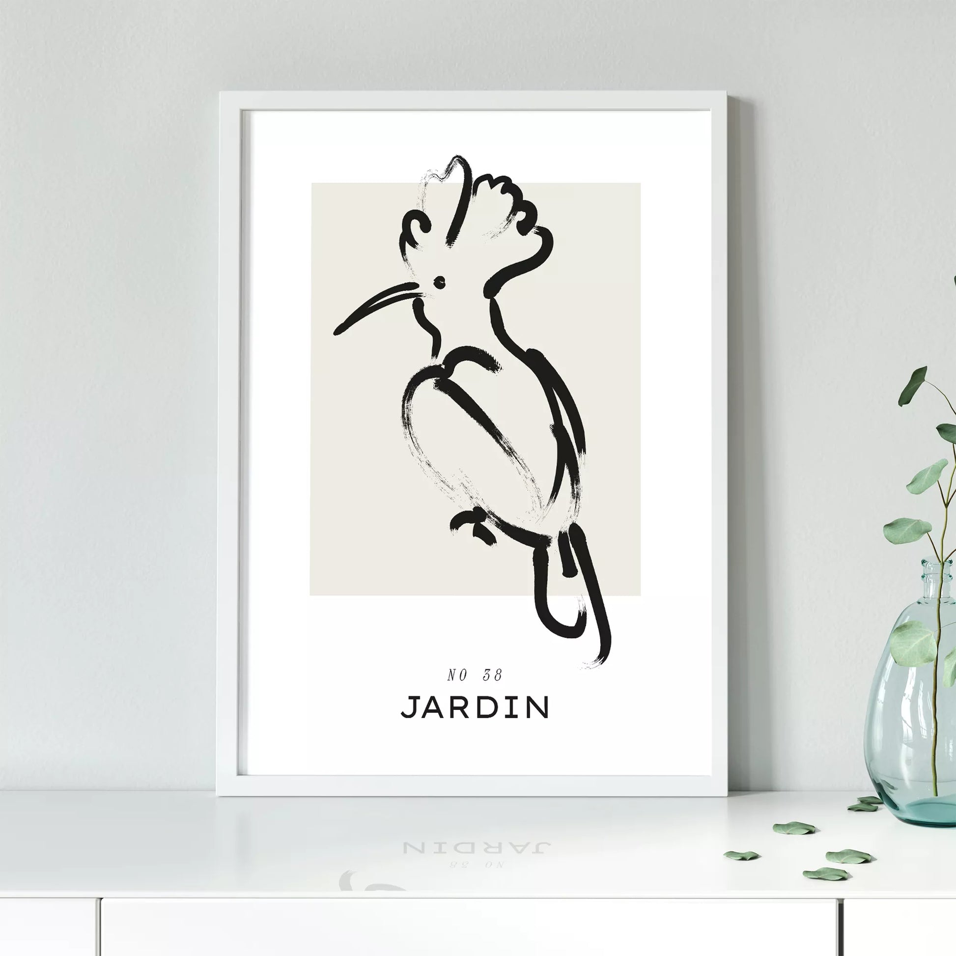 モダンな筆墨で描かれた鳥のシルエット水墨画アート