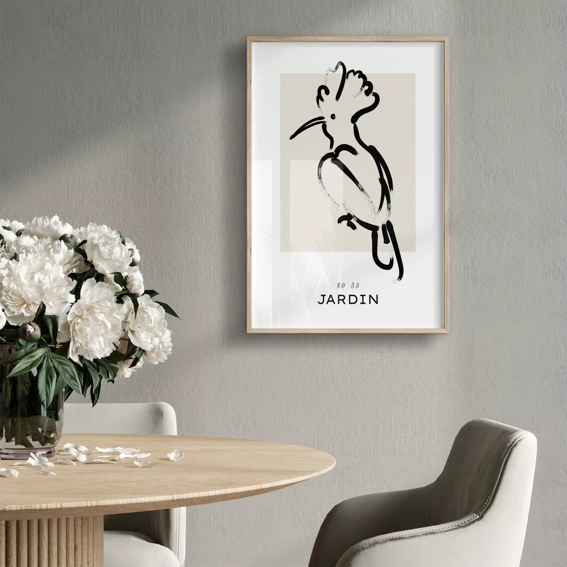 モダンな筆墨で描かれた鳥のシルエット水墨画アート