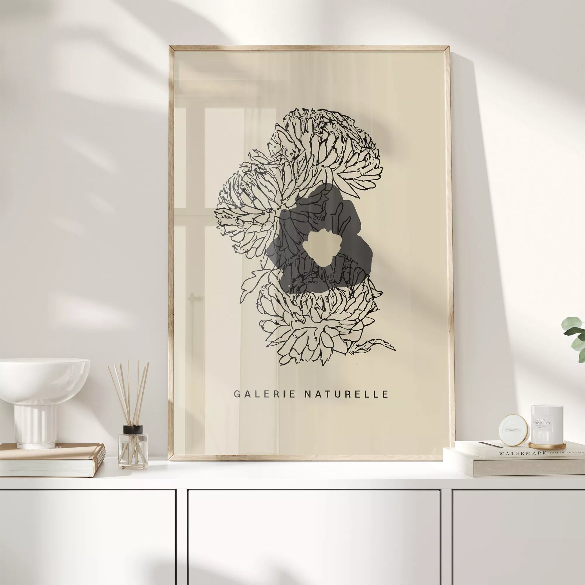 モダンな線画で描かれた花のアートポスター、ベージュ背景にブラックの抽象的な花のデザイン