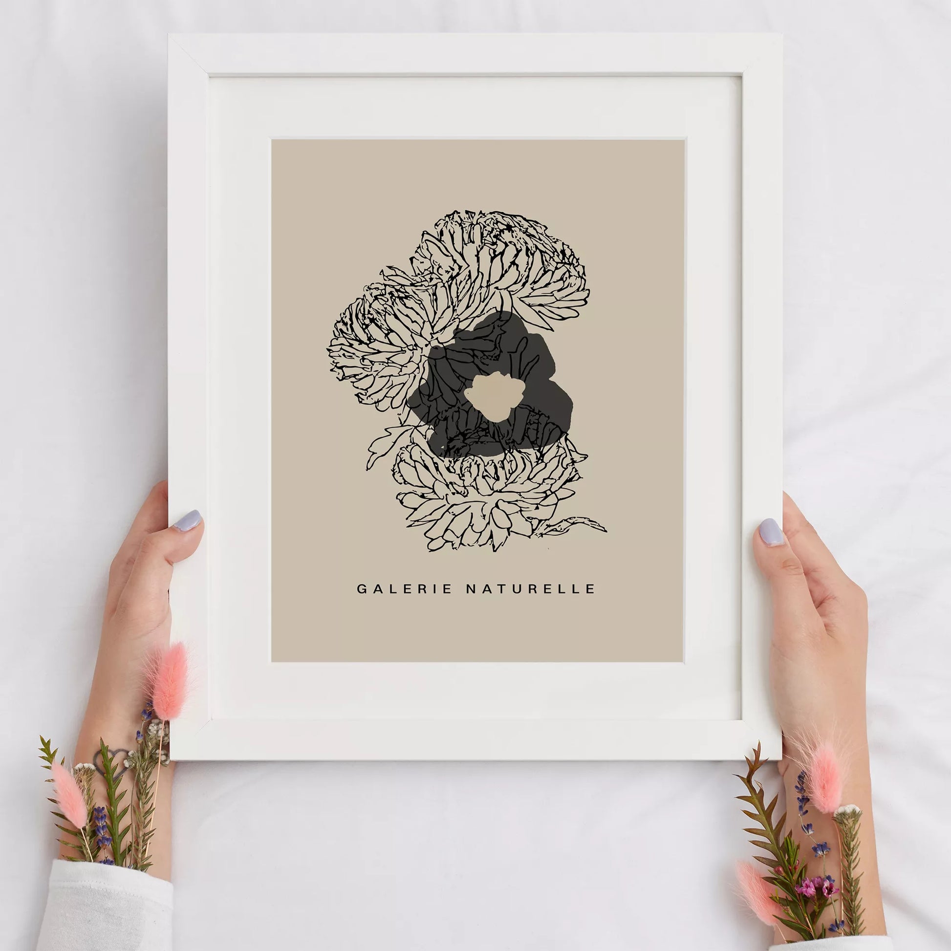 モダンな線画で描かれた花のアートポスター、ベージュ背景にブラックの抽象的な花のデザイン