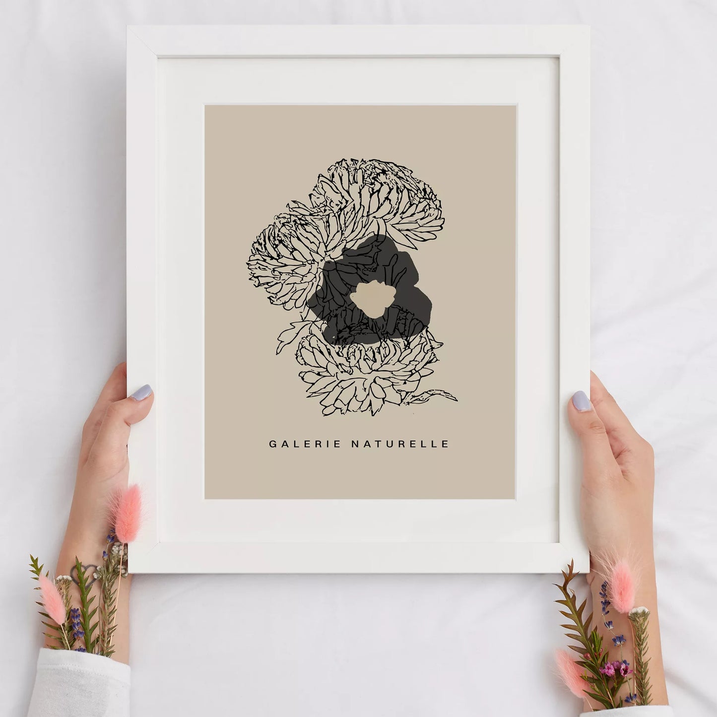 モダンな線画で描かれた花のアートポスター、ベージュ背景にブラックの抽象的な花のデザイン