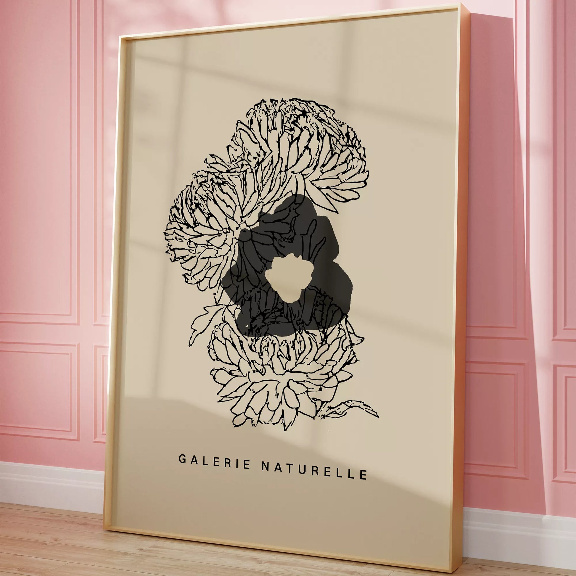 モダンな線画で描かれた花のアートポスター、ベージュ背景にブラックの抽象的な花のデザイン