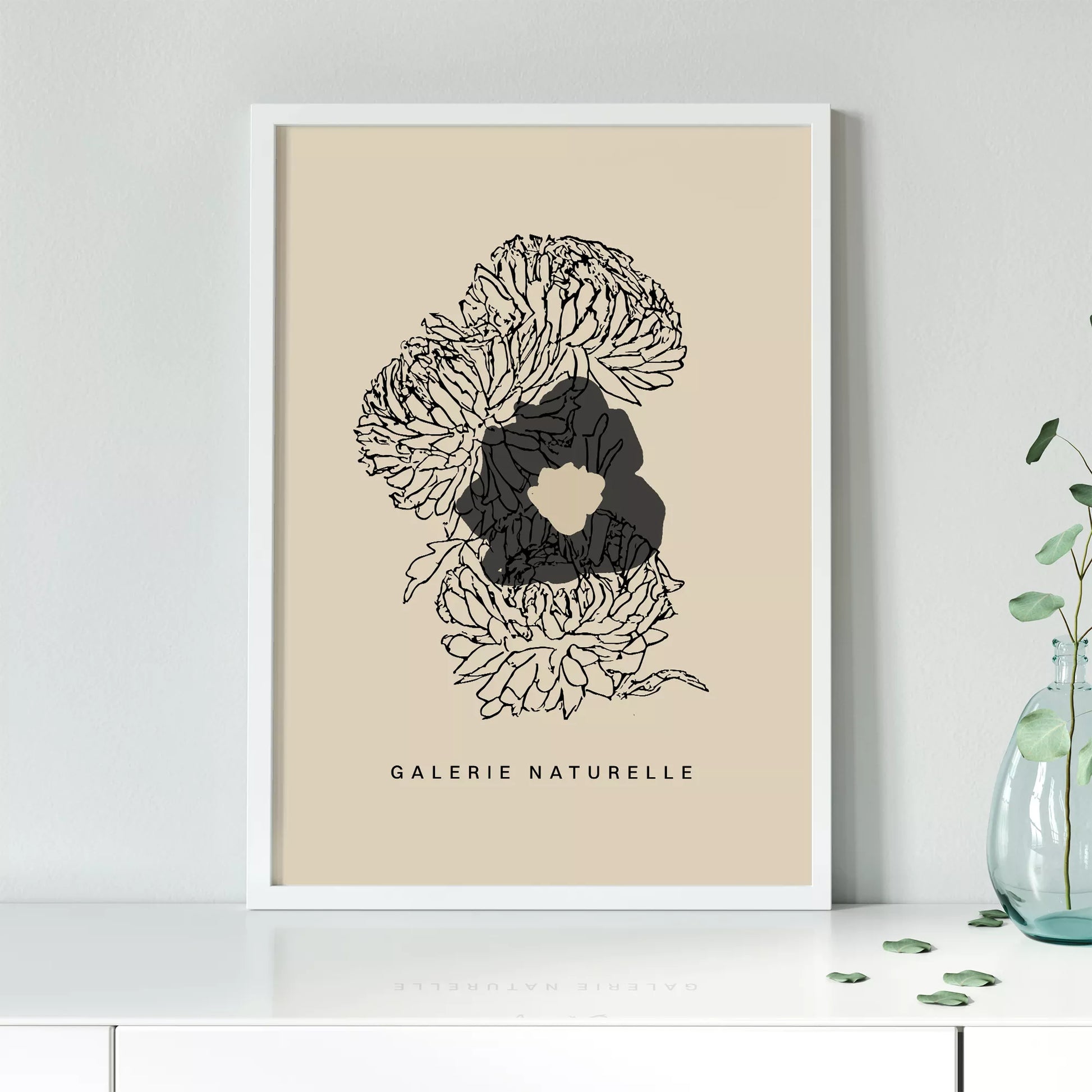 モダンな線画で描かれた花のアートポスター、ベージュ背景にブラックの抽象的な花のデザイン
