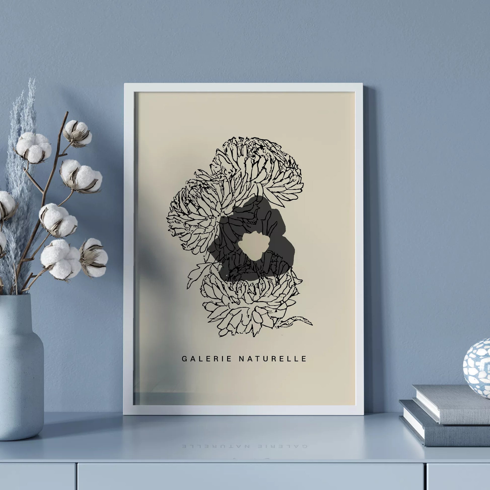 モダンな線画で描かれた花のアートポスター、ベージュ背景にブラックの抽象的な花のデザイン