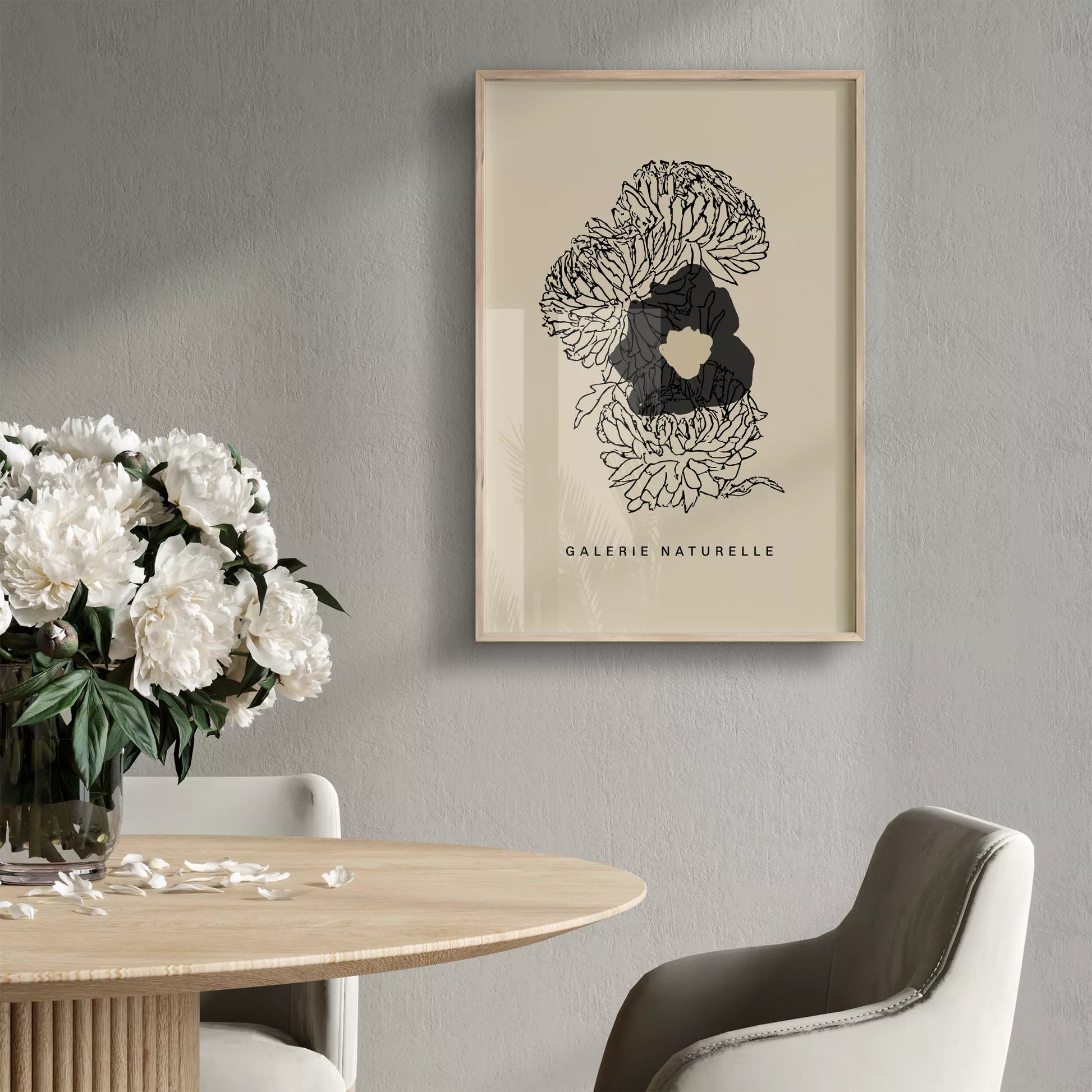モダンな線画で描かれた花のアートポスター、ベージュ背景にブラックの抽象的な花のデザイン