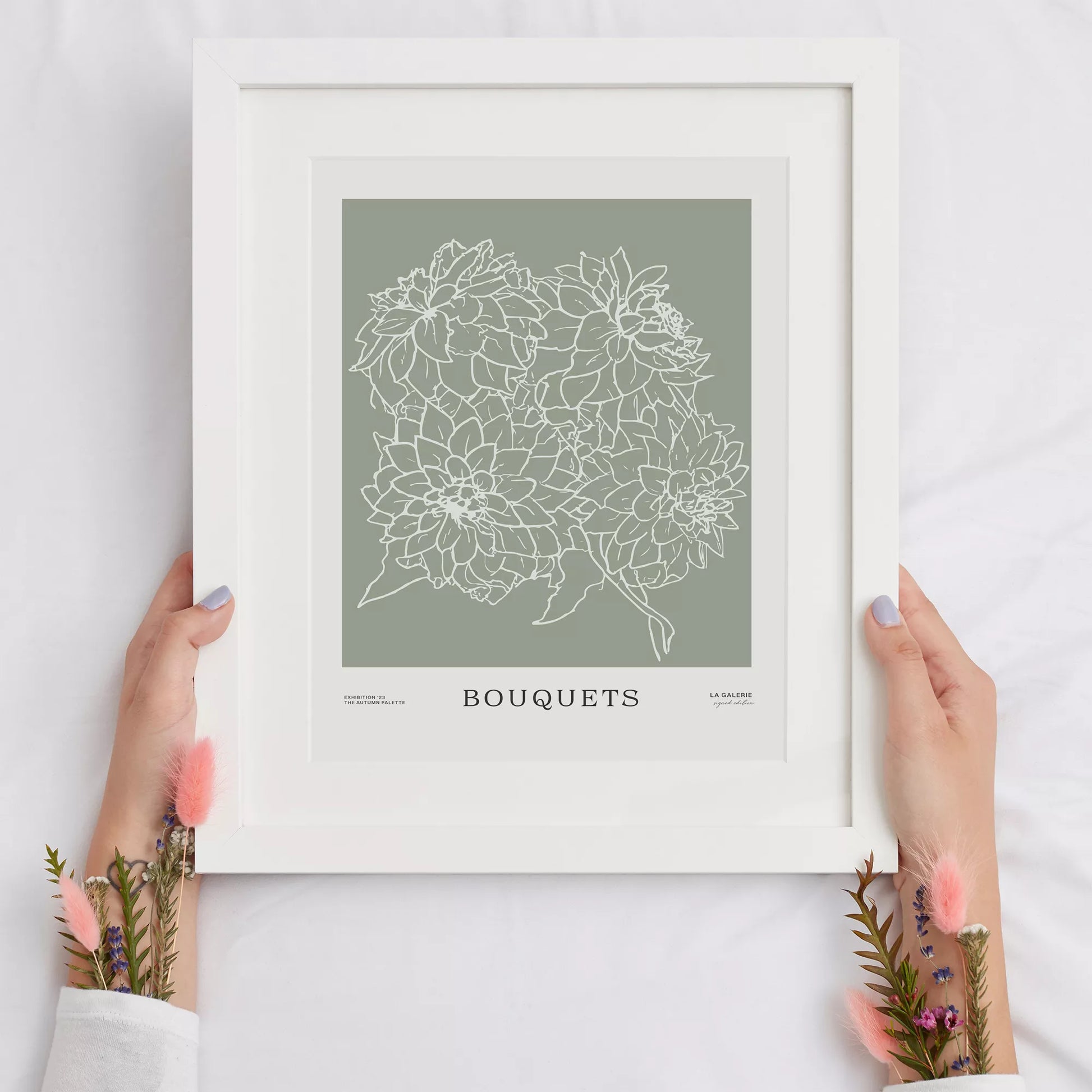 ミニマリストな花のラインアート、緑の背景、ブーケのテーマ