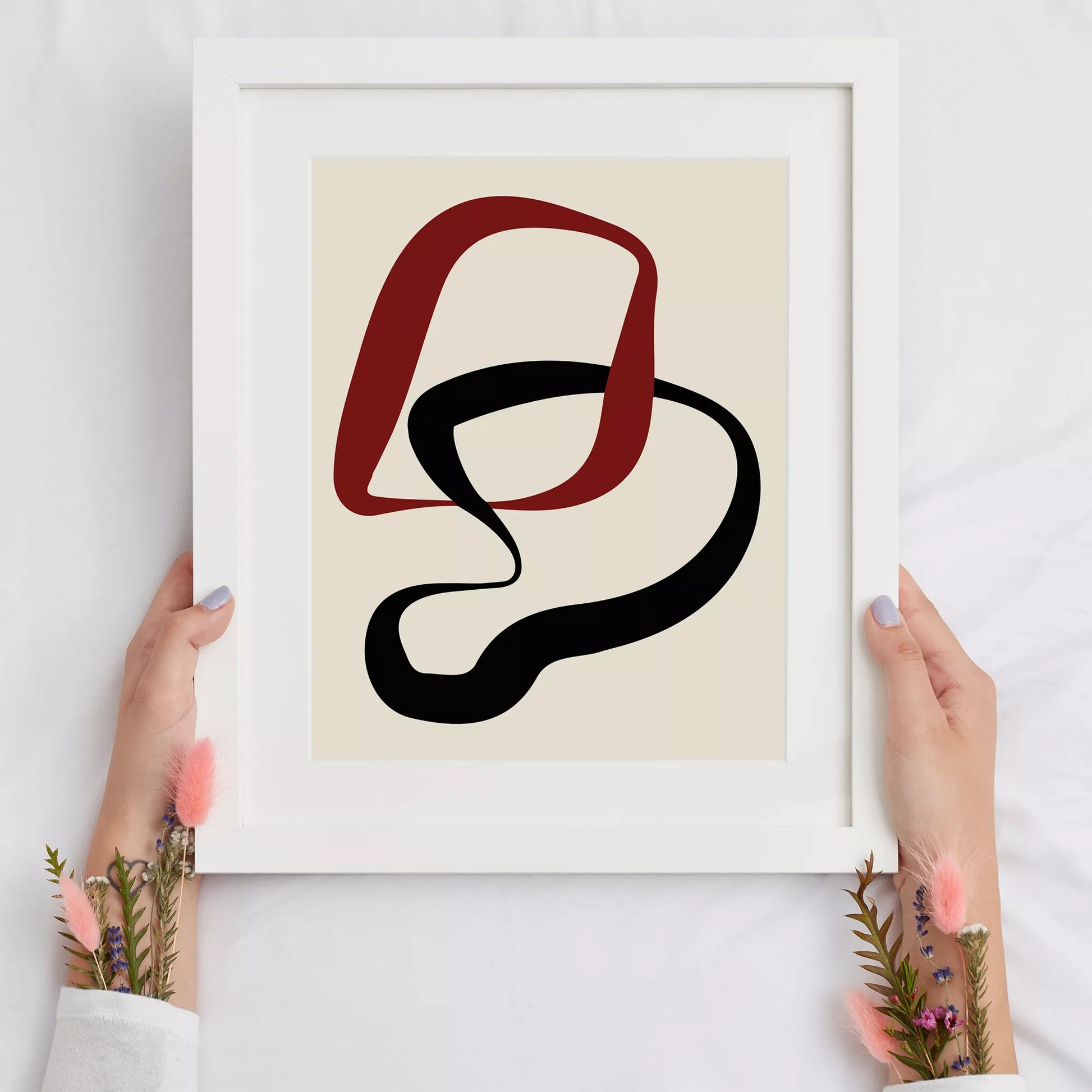 赤と黒の曲線が織りなすモダンな抽象アート