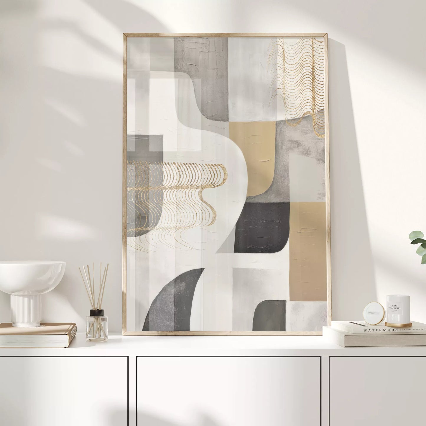 抽象的な幾何学模様とゴールドアクセントのモダンアート