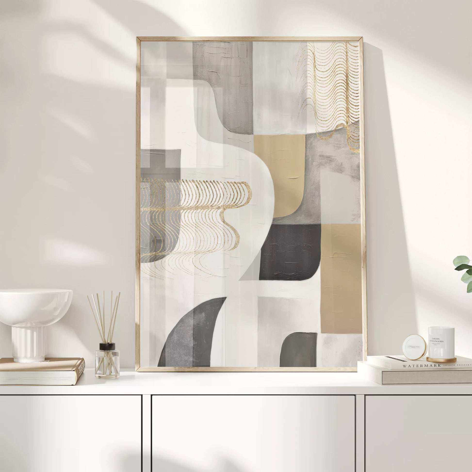 抽象的な幾何学模様とゴールドアクセントのモダンアート