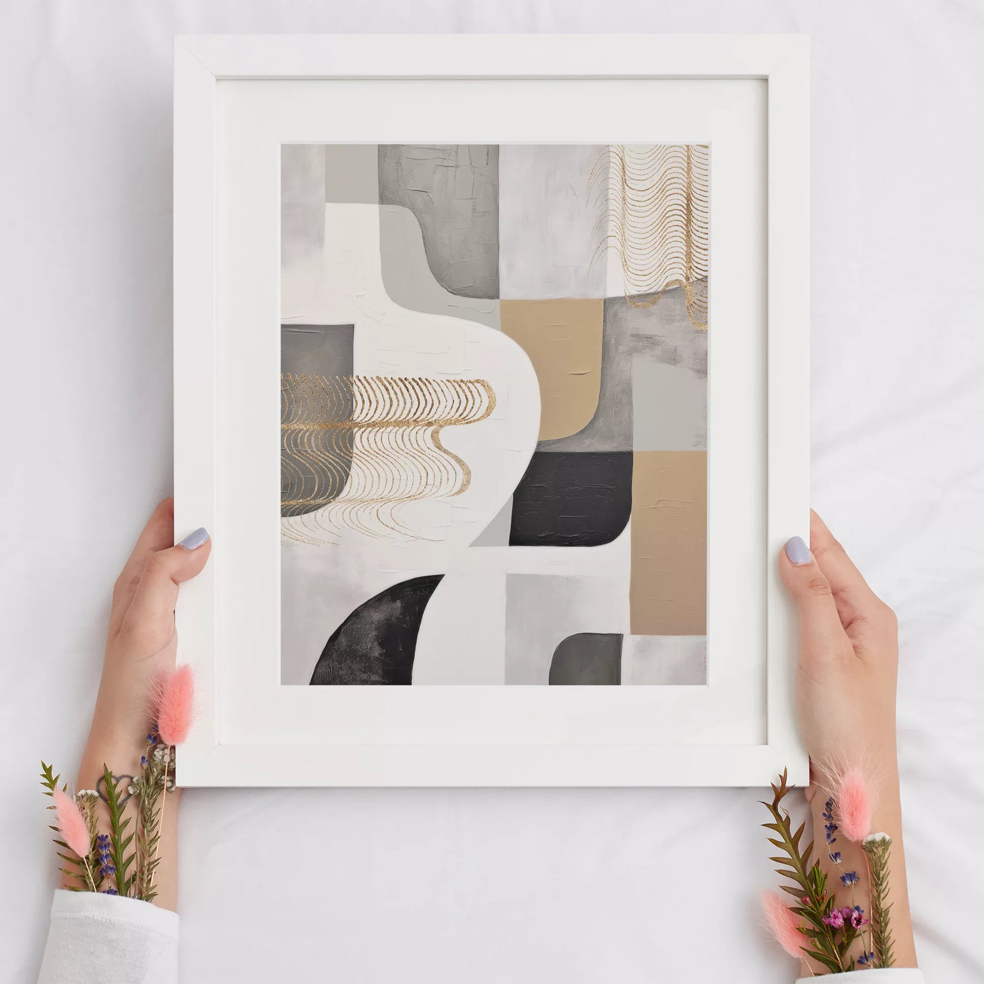 抽象的な幾何学模様とゴールドアクセントのモダンアート