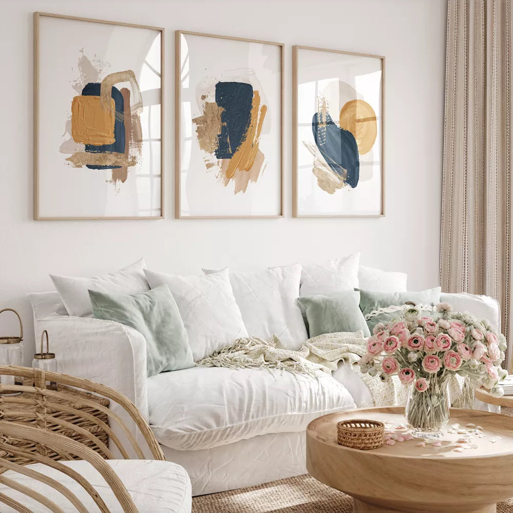 金と紺の抽象的な筆触アートの3連画、モダンな印象派風デザイン
