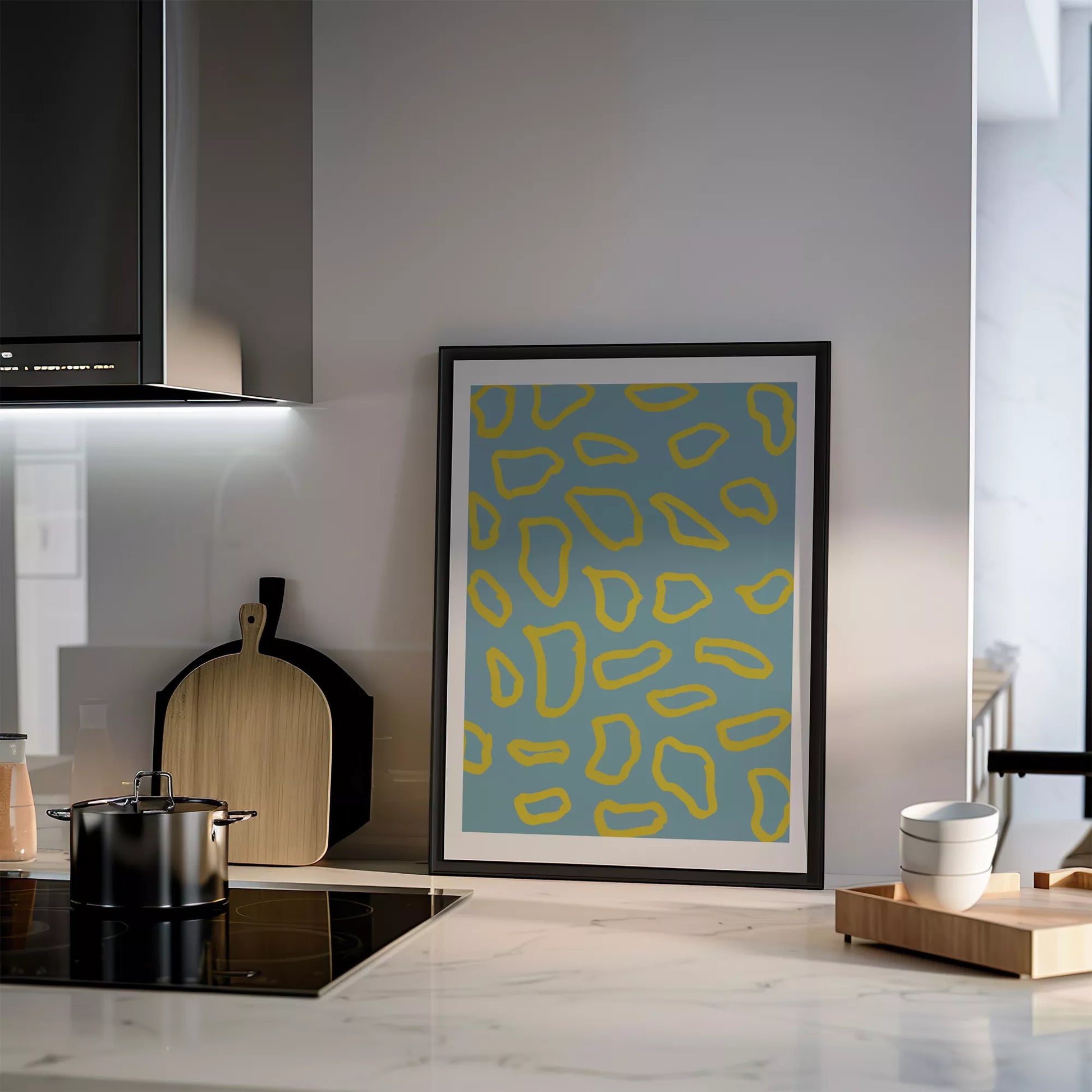 青い背景に黄色の抽象的な模様のモダンアートプリント