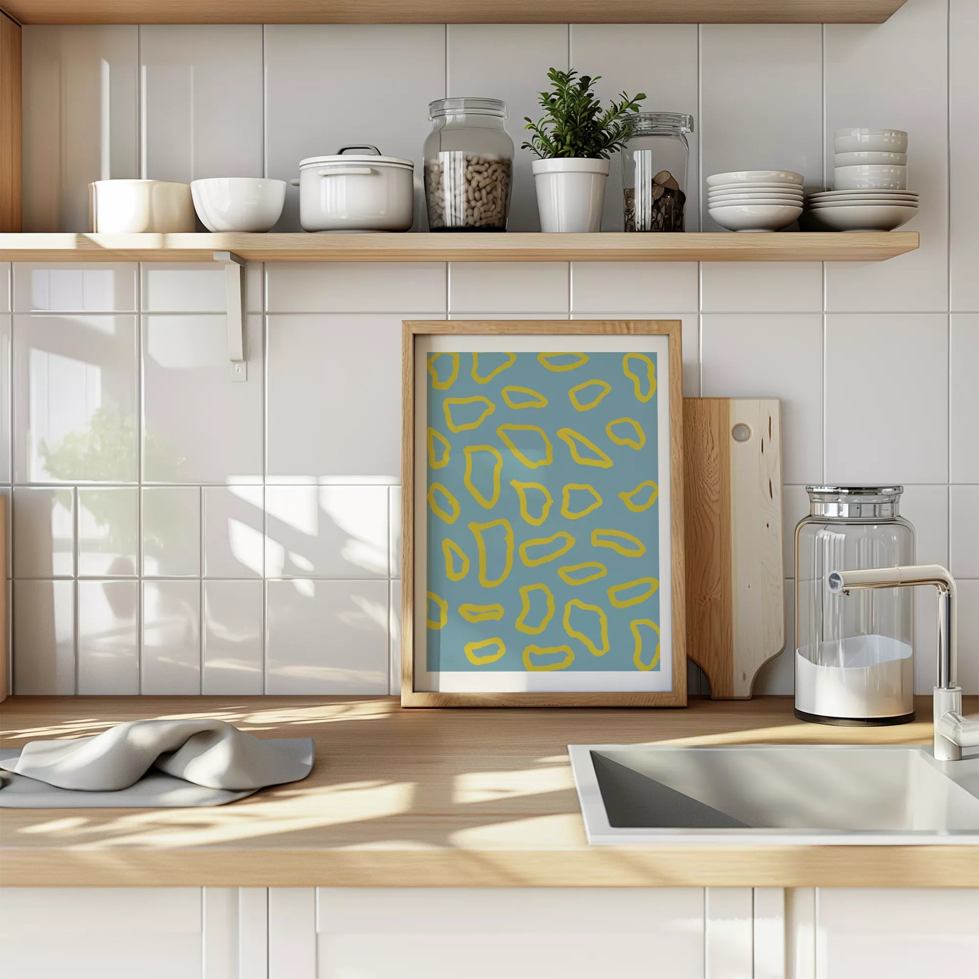 青い背景に黄色の抽象的な模様のモダンアートプリント