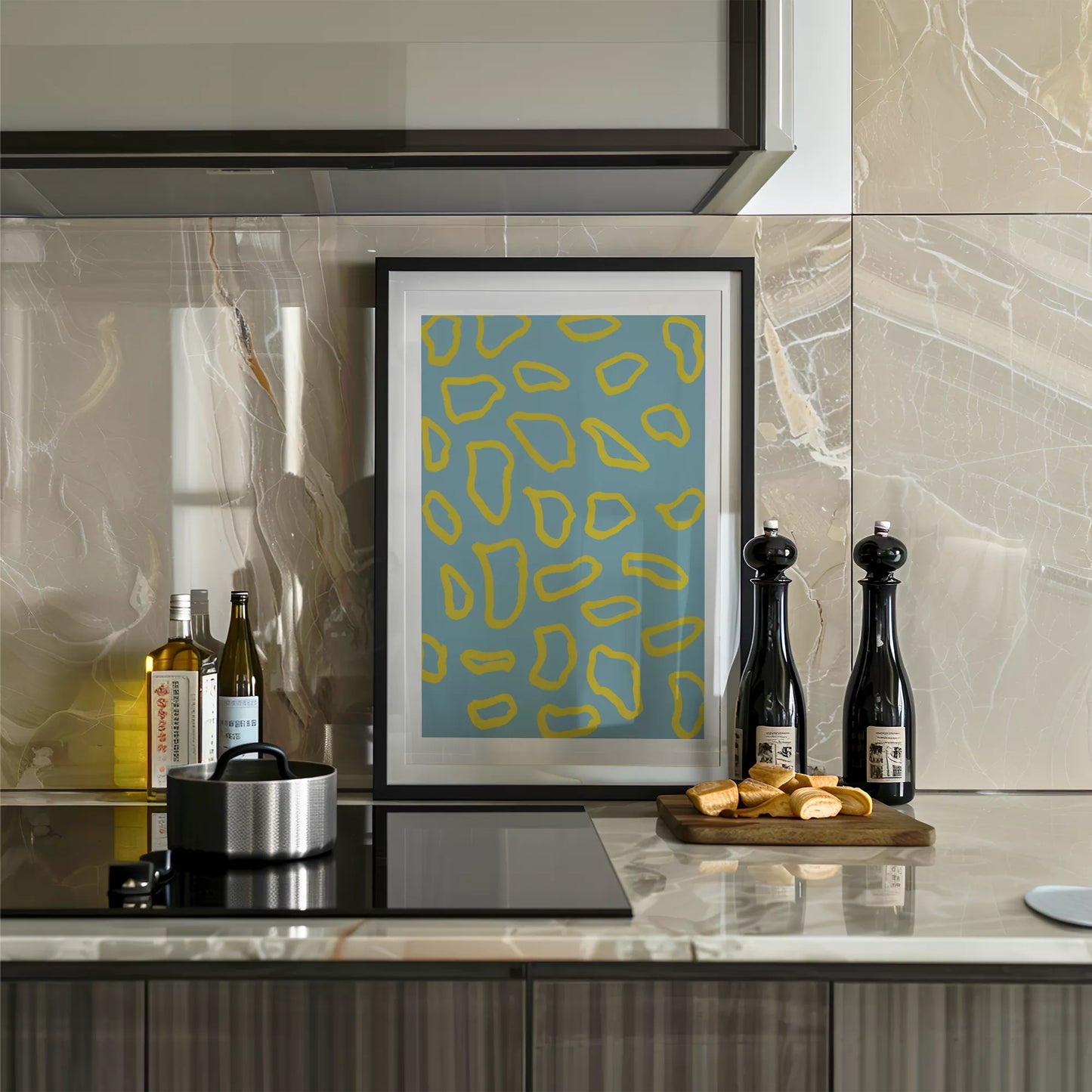 青い背景に黄色の抽象的な模様のモダンアートプリント