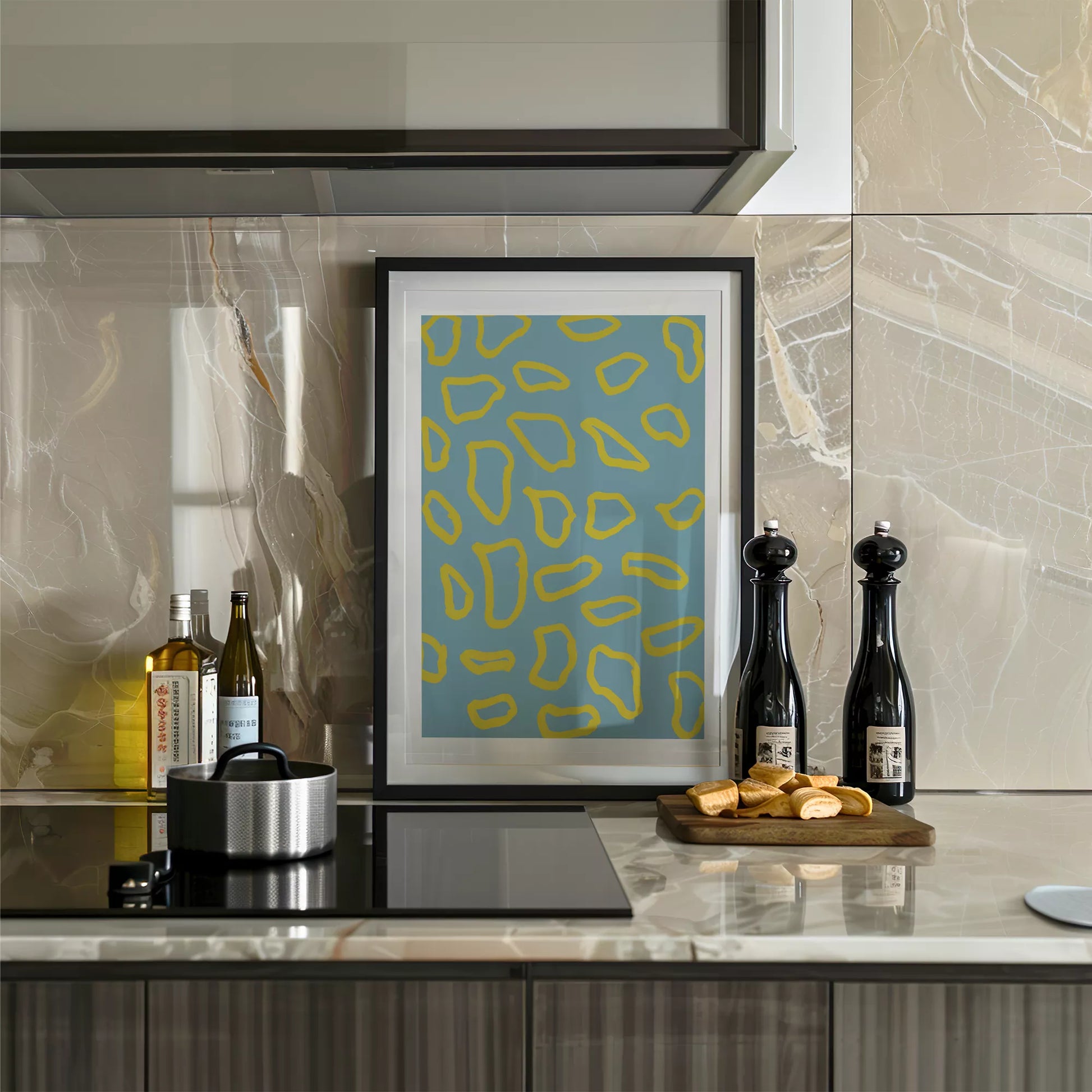 青い背景に黄色の抽象的な模様のモダンアートプリント