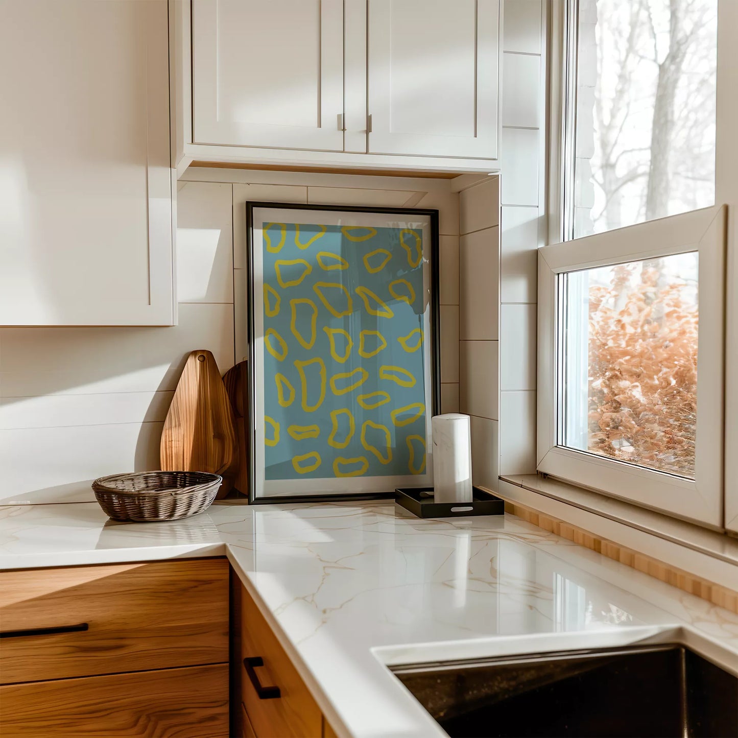 青い背景に黄色の抽象的な模様のモダンアートプリント