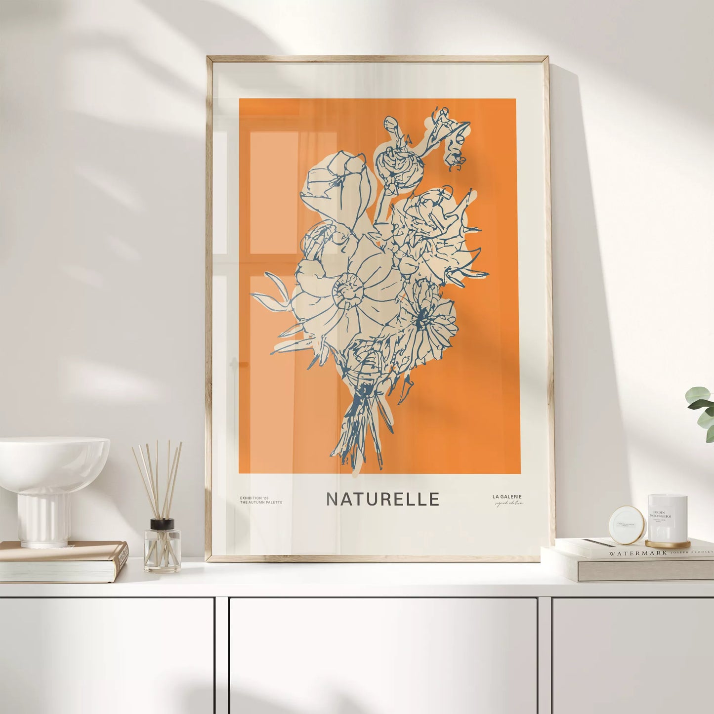 オレンジ背景にモダンな線画で描かれた花束アート