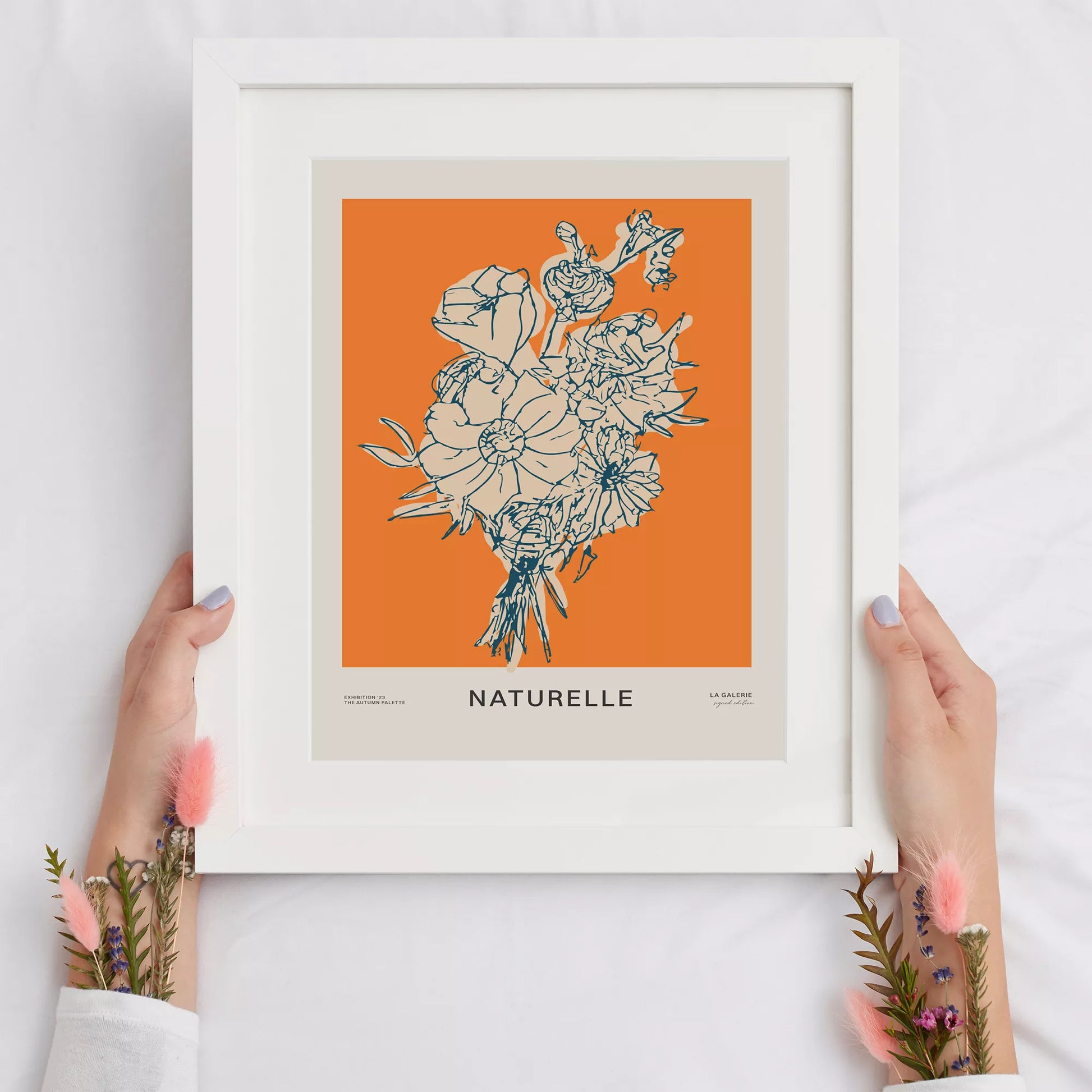 オレンジ背景にモダンな線画で描かれた花束アート