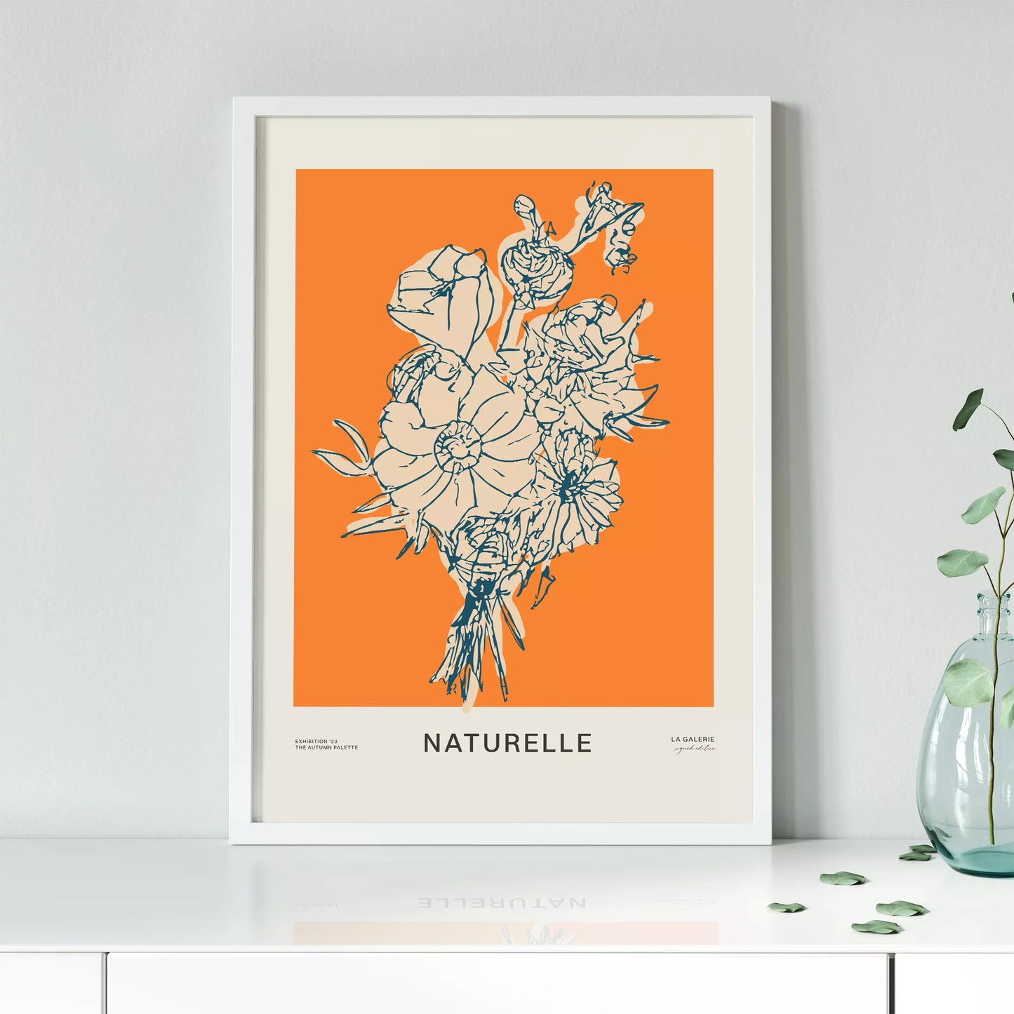 オレンジ背景にモダンな線画で描かれた花束アート