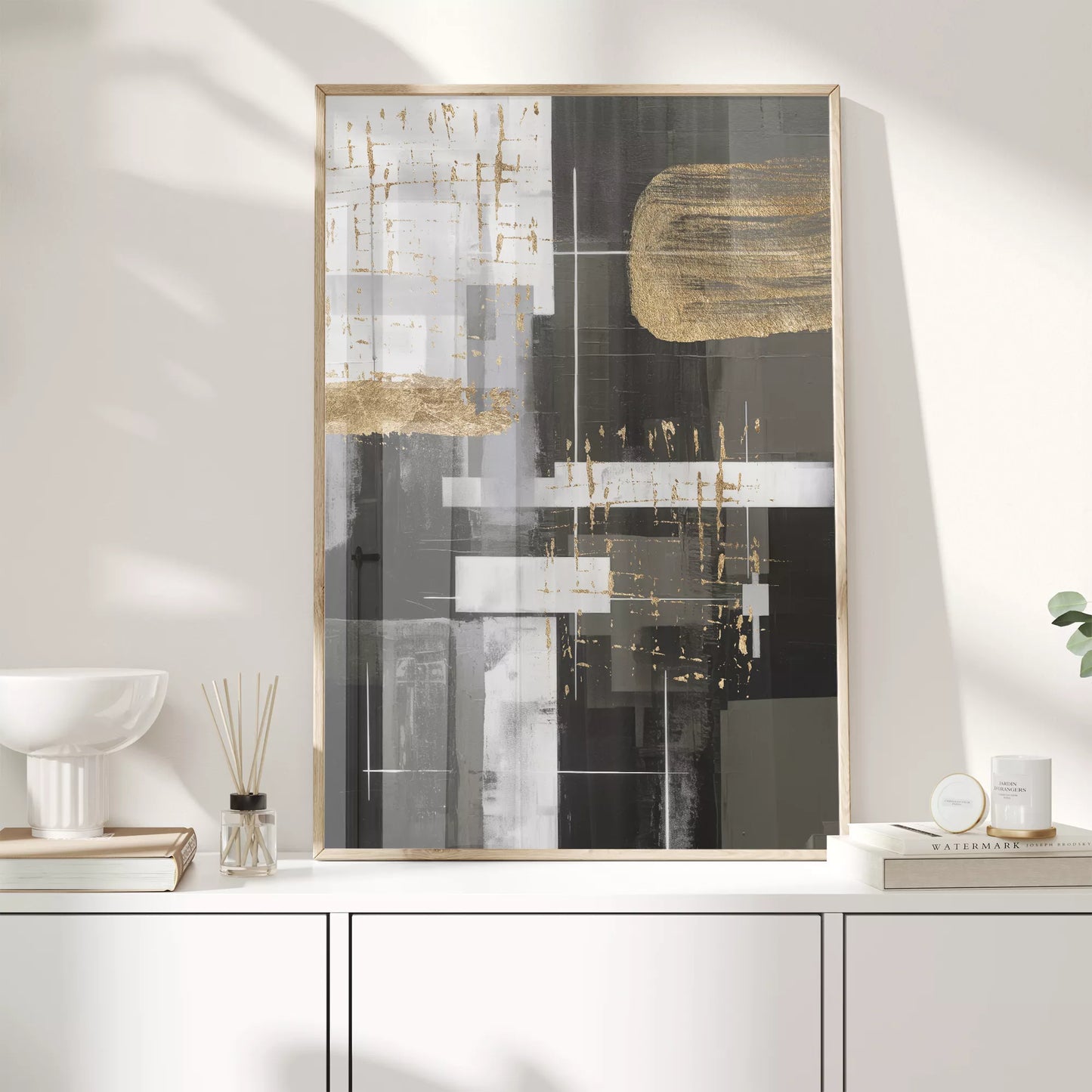 モノトーンと金箔が織りなす幾何学的な抽象アート