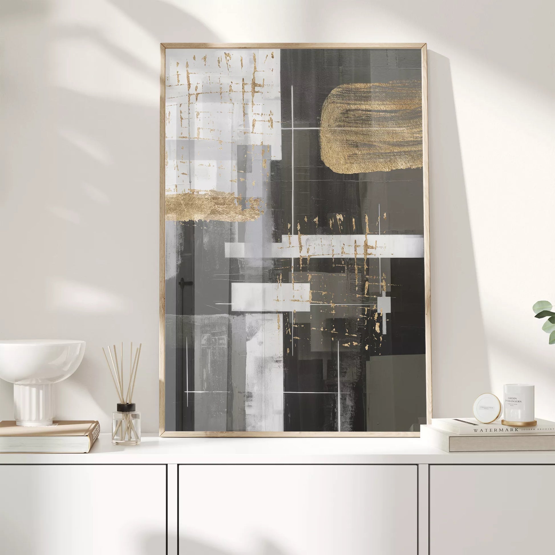 モノトーンと金箔が織りなす幾何学的な抽象アート