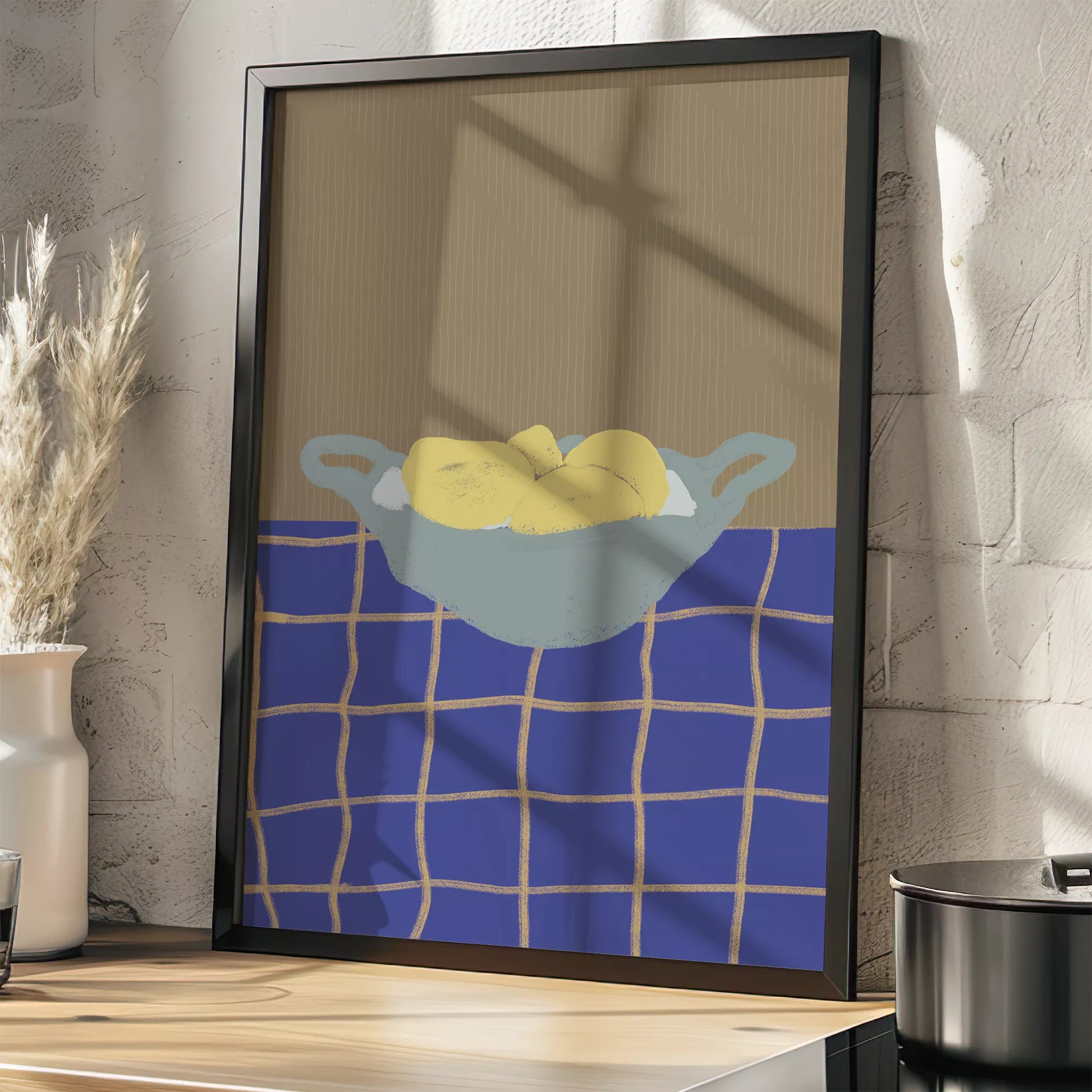 青いテーブルクロスの上に置かれた黄色いレモンの静物画アート