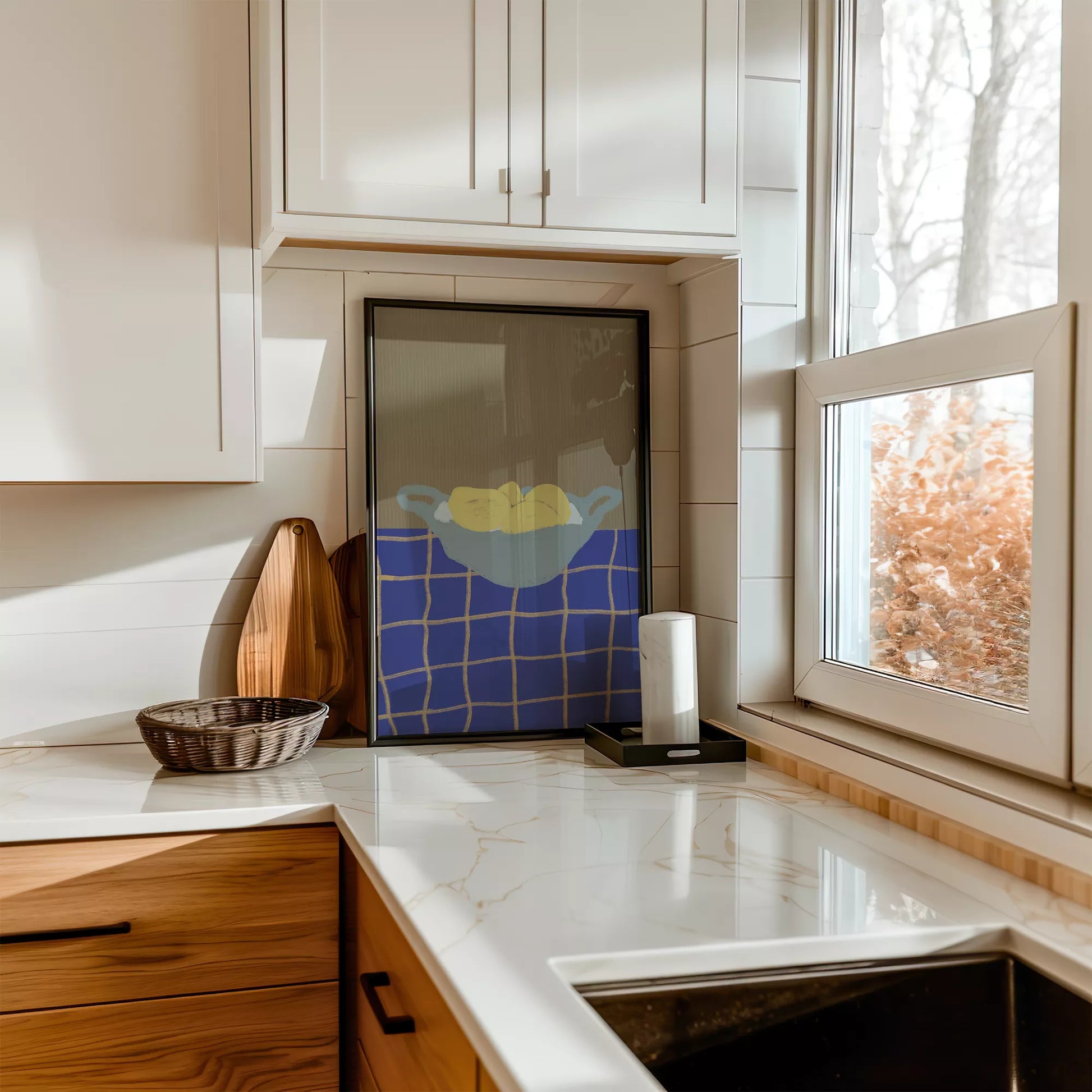 青いテーブルクロスの上に置かれた黄色いレモンの静物画アート