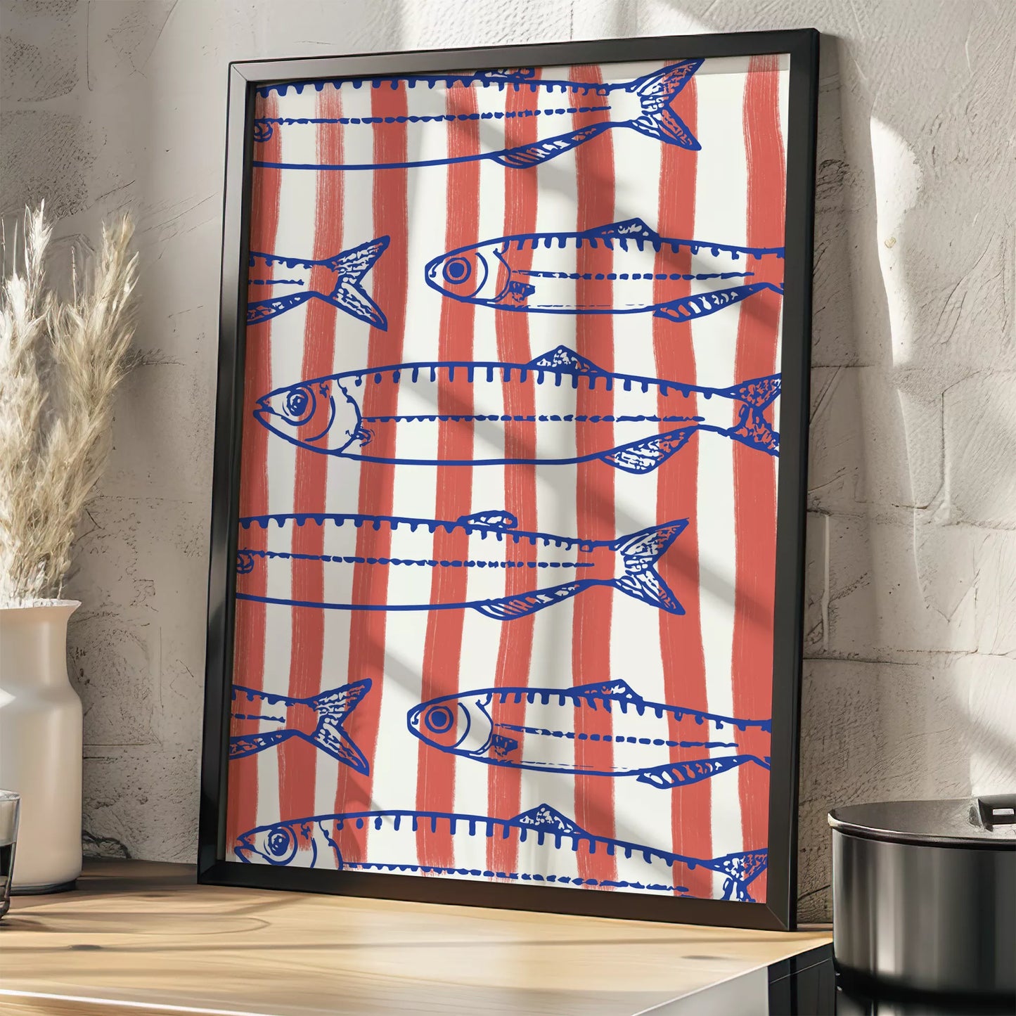 青い魚のイラストとサーモンピンクのストライプ模様の北欧風デザイン