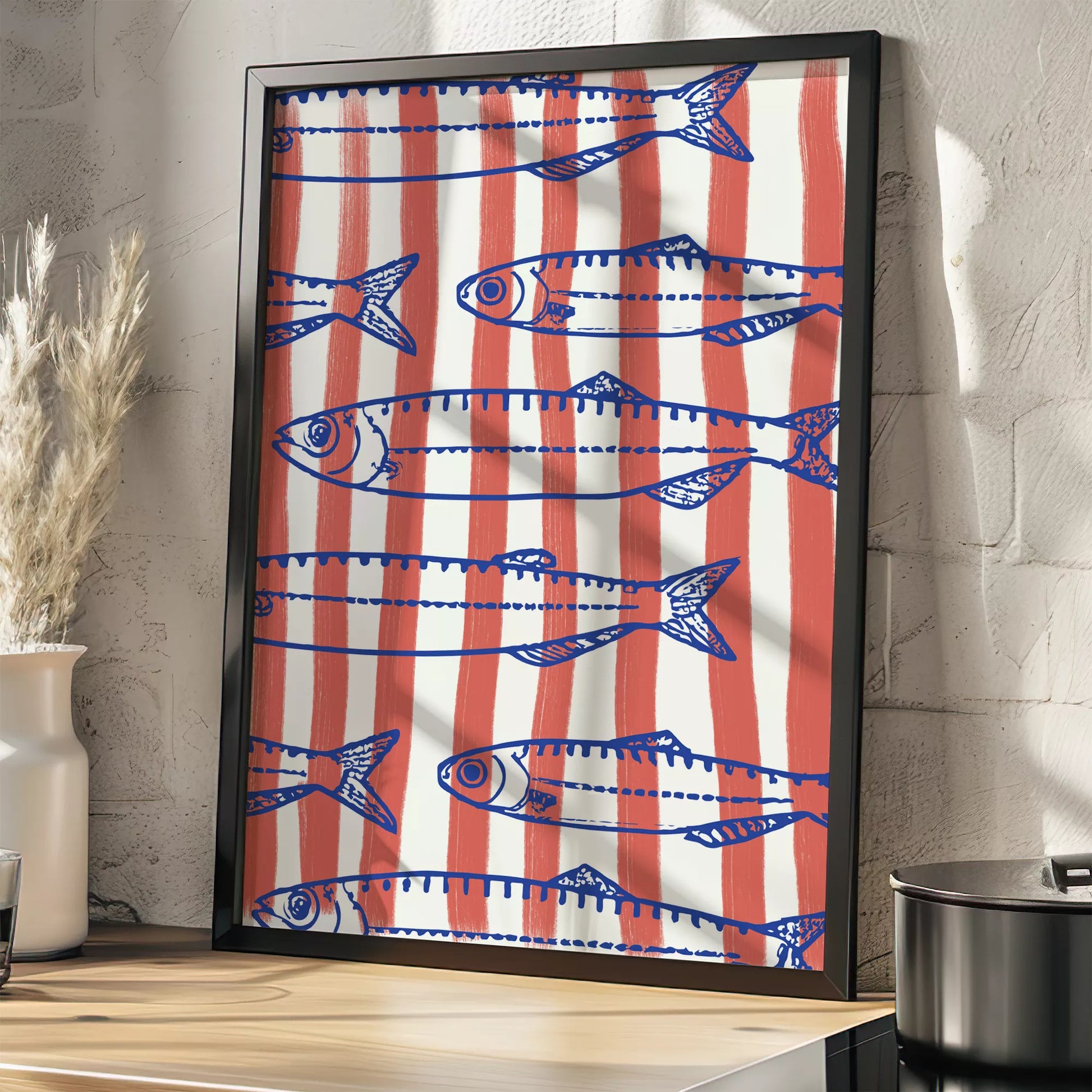 青い魚のイラストとサーモンピンクのストライプ模様の北欧風デザイン