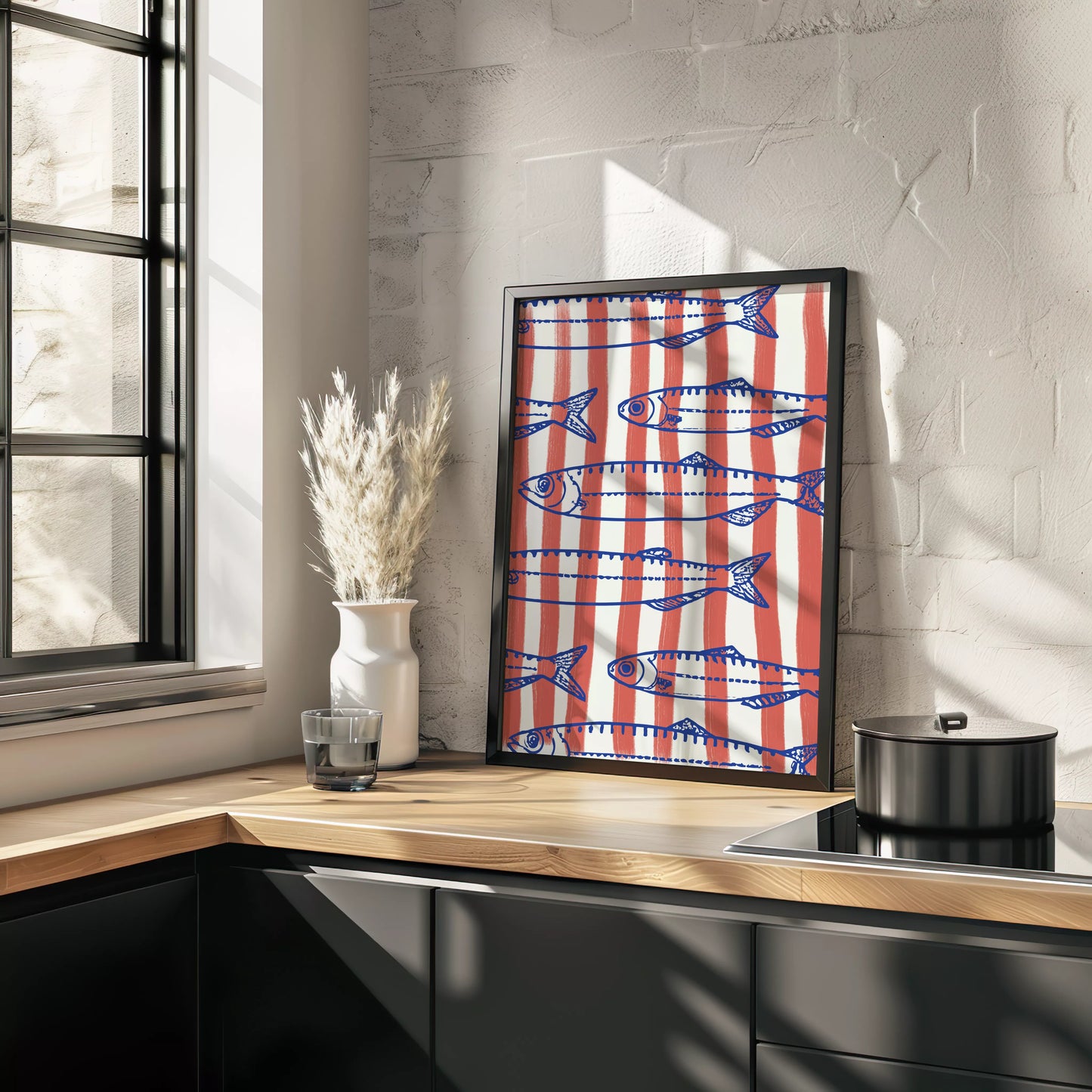 青い魚のイラストとサーモンピンクのストライプ模様の北欧風デザイン