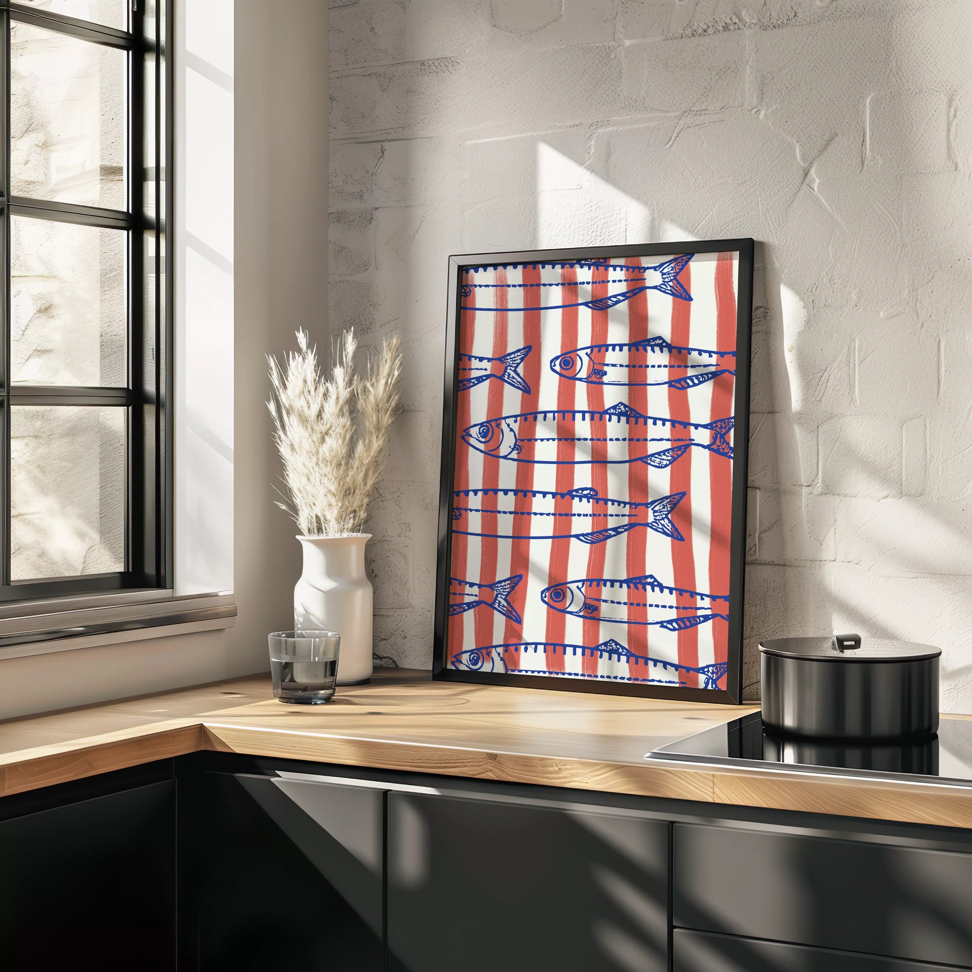 青い魚のイラストとサーモンピンクのストライプ模様の北欧風デザイン