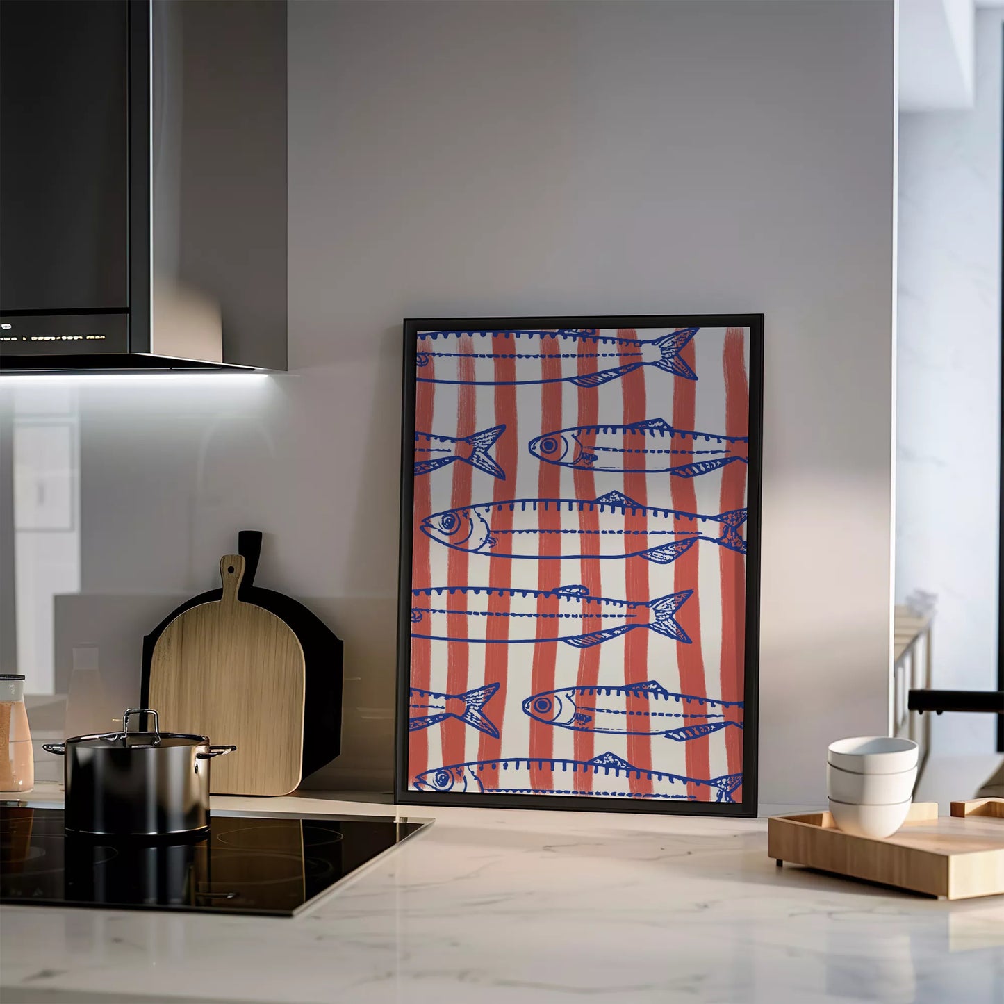 青い魚のイラストとサーモンピンクのストライプ模様の北欧風デザイン