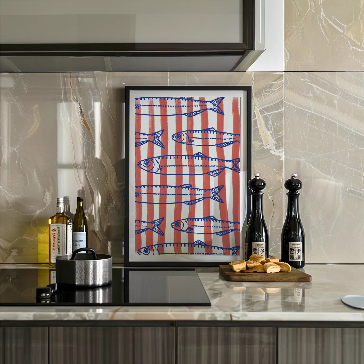 青い魚のイラストとサーモンピンクのストライプ模様の北欧風デザイン