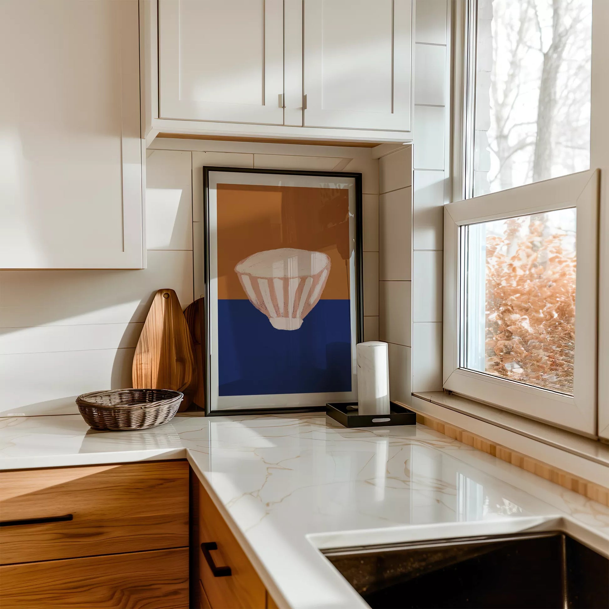 オレンジとブルーの背景に描かれたミニマルなボウルのアートプリント