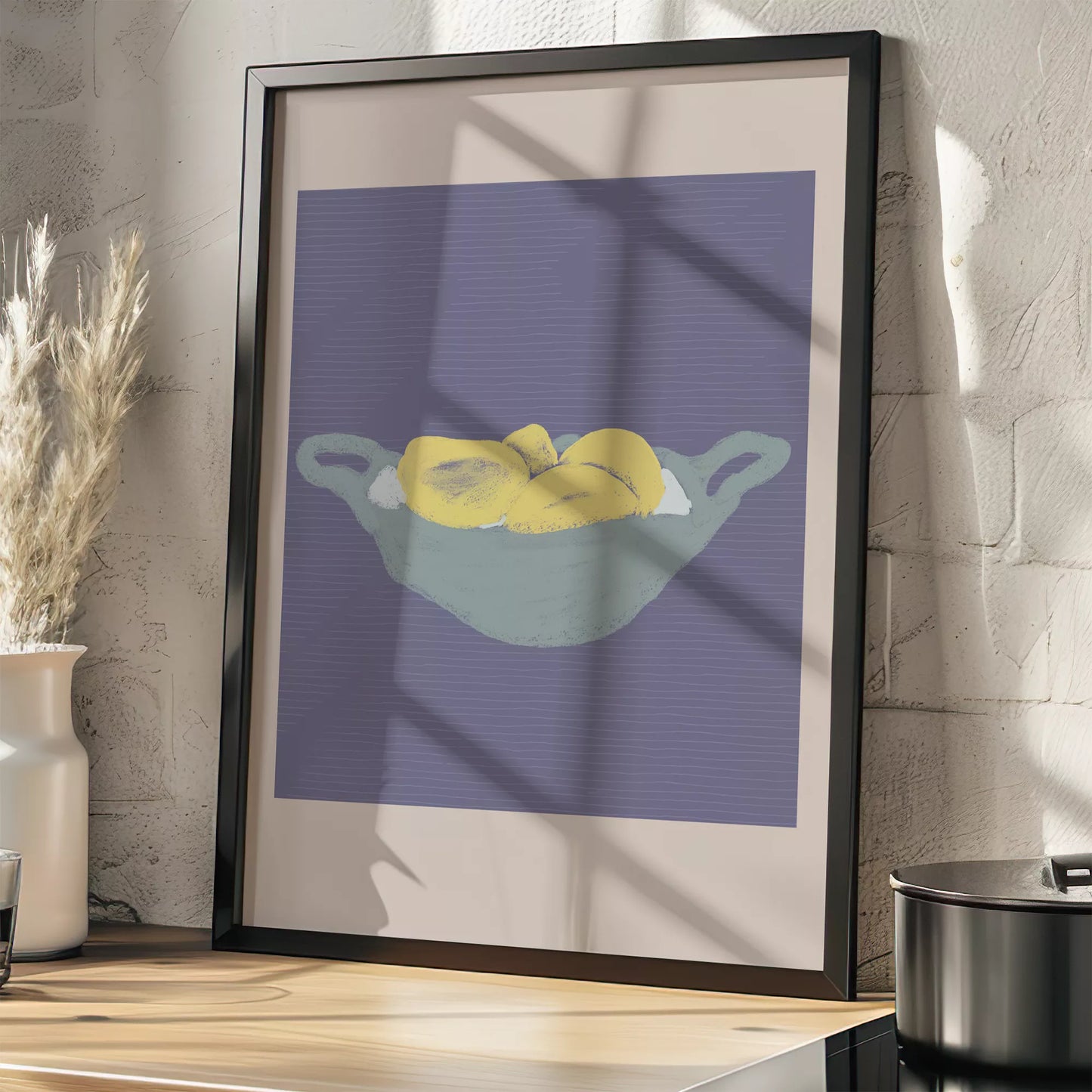 グレーのボウルに入った黄色いレモン パープル背景のモダンアート