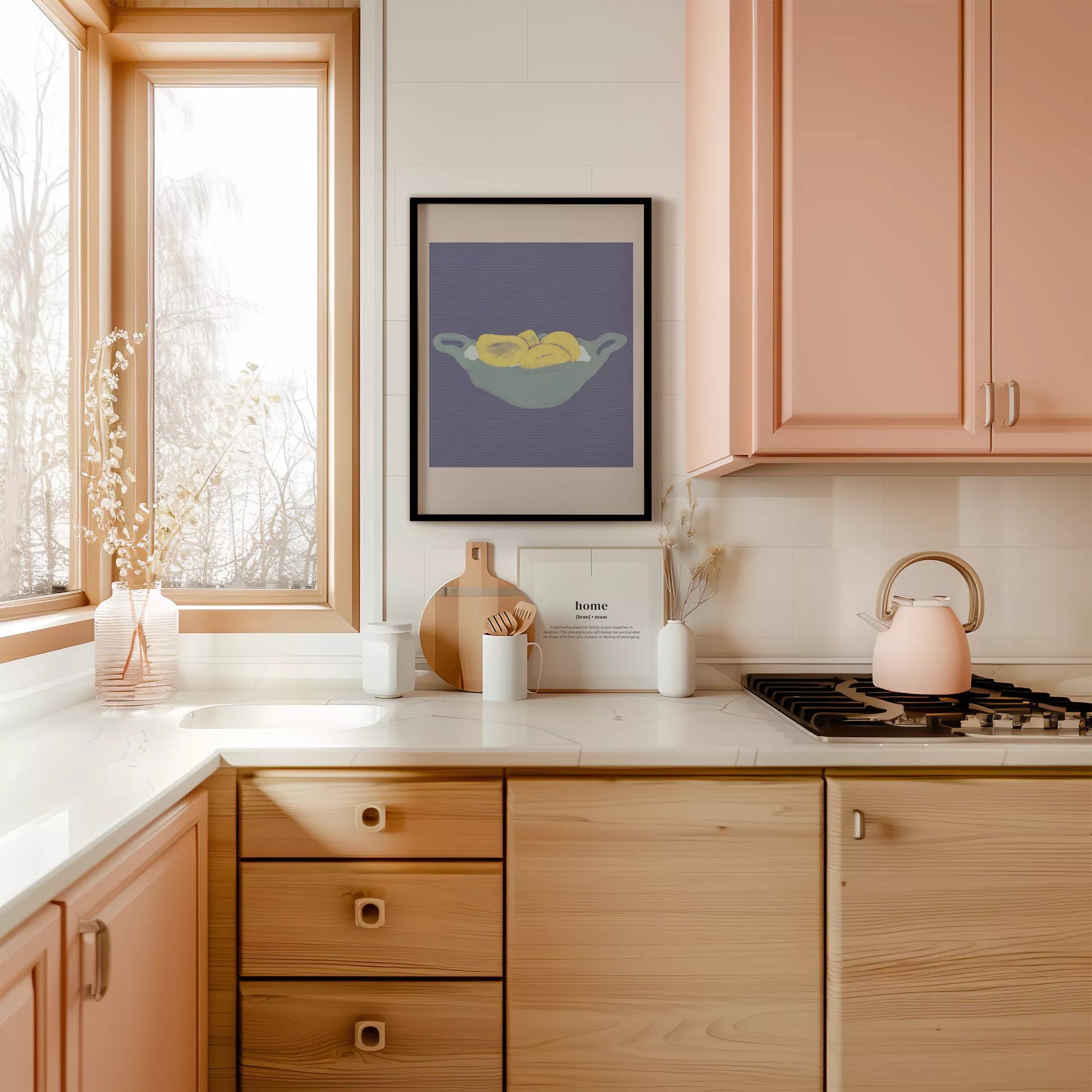 グレーのボウルに入った黄色いレモン パープル背景のモダンアート