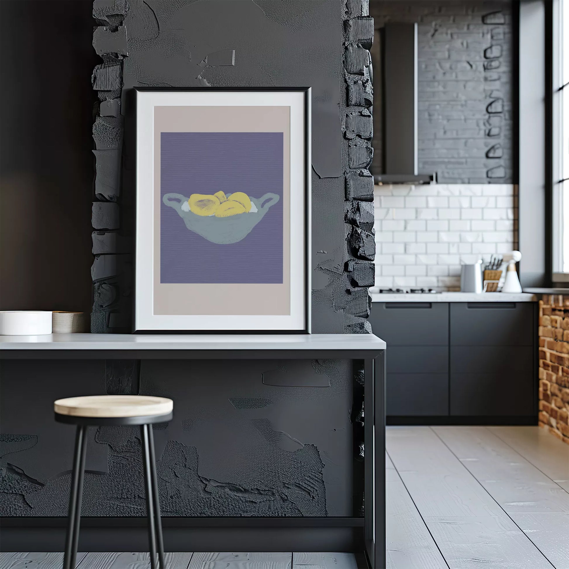 グレーのボウルに入った黄色いレモン パープル背景のモダンアート