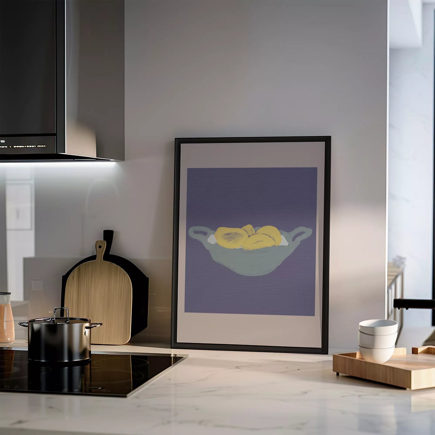 グレーのボウルに入った黄色いレモン パープル背景のモダンアート