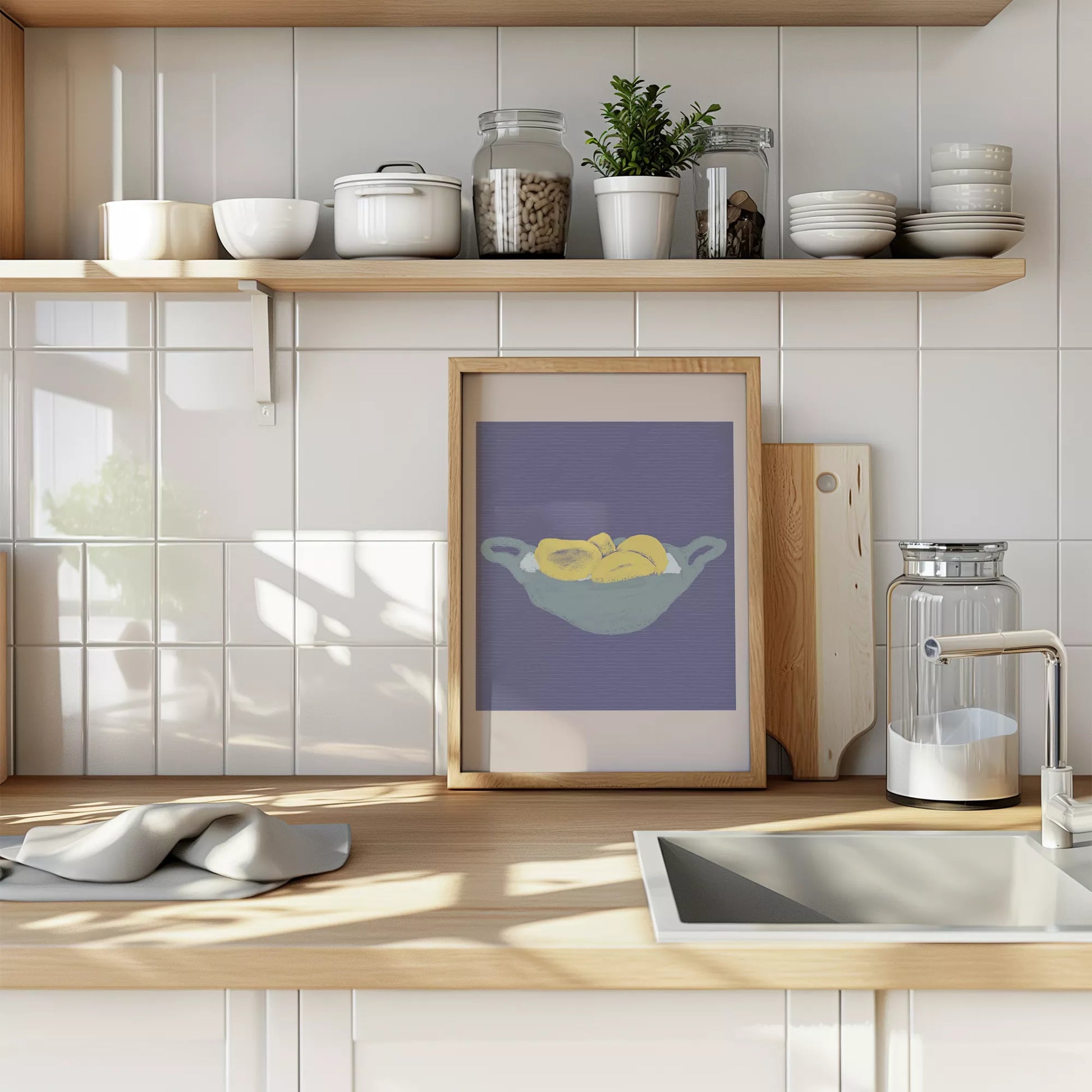 グレーのボウルに入った黄色いレモン パープル背景のモダンアート